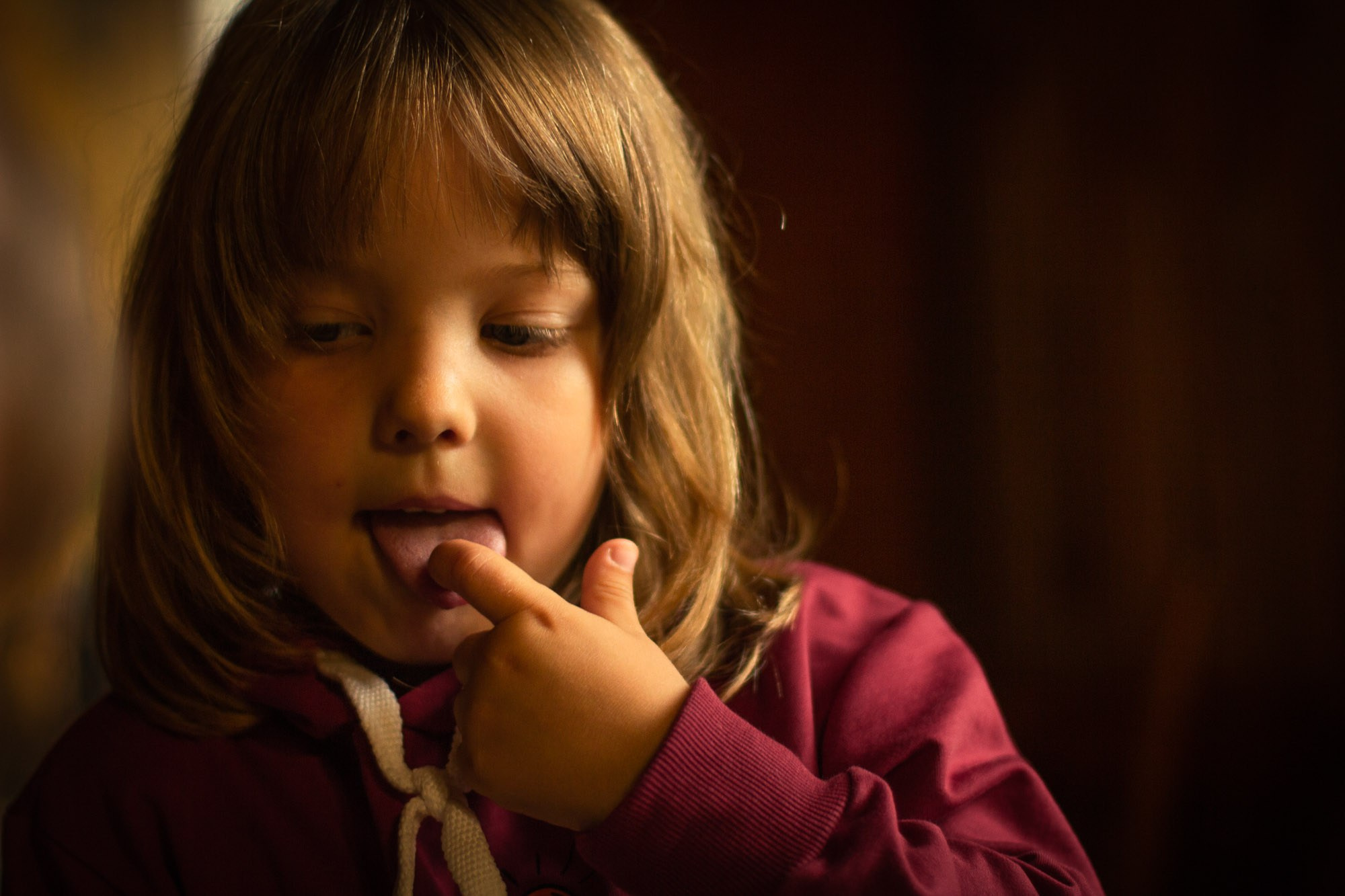 Маленькая жительница Швеции в гостях у бабушки. SaGaFOTO.ru