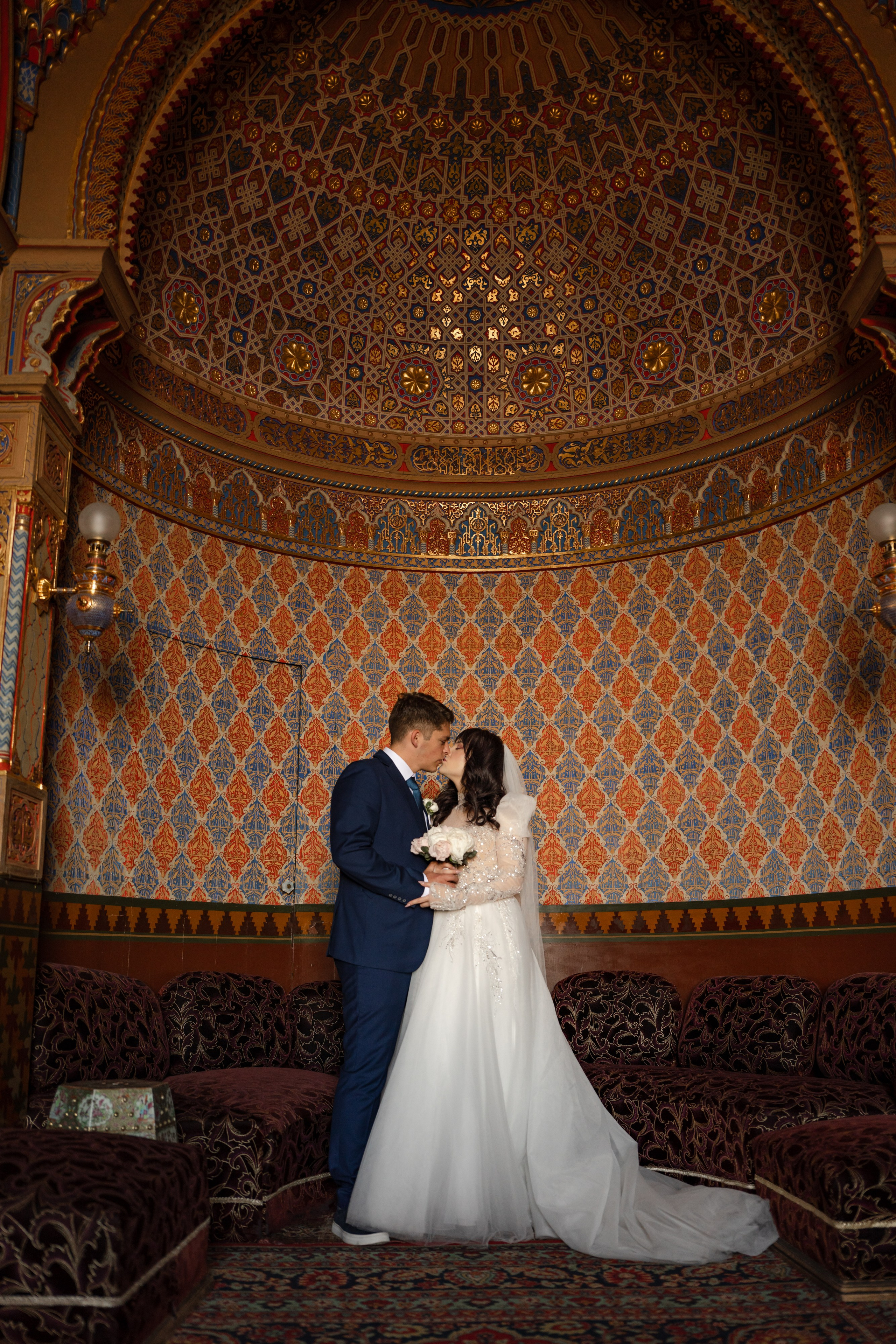 Свадебная фотосессия в Доме ученых, Дворце князя Владимира в Санкт-Петербурге. Невеста и жених целуются в Иорданской гостиной.