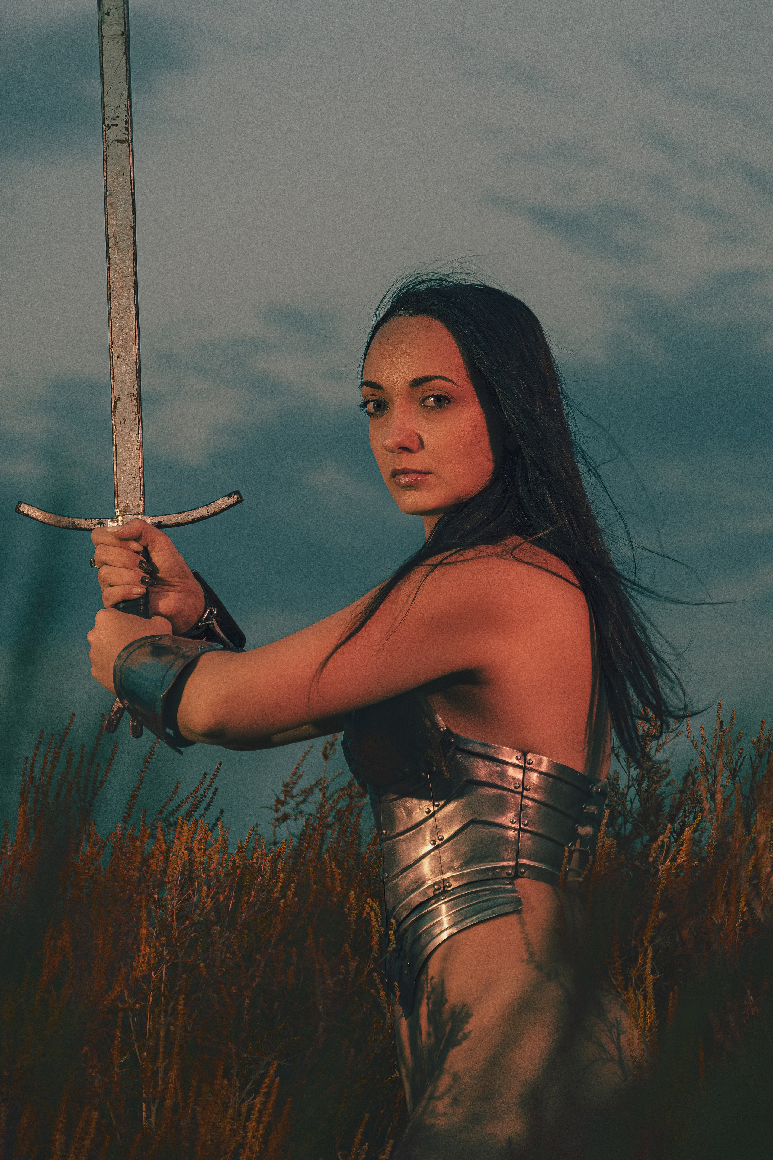 Портрет девушки без одежды в рыцарских доспехах 