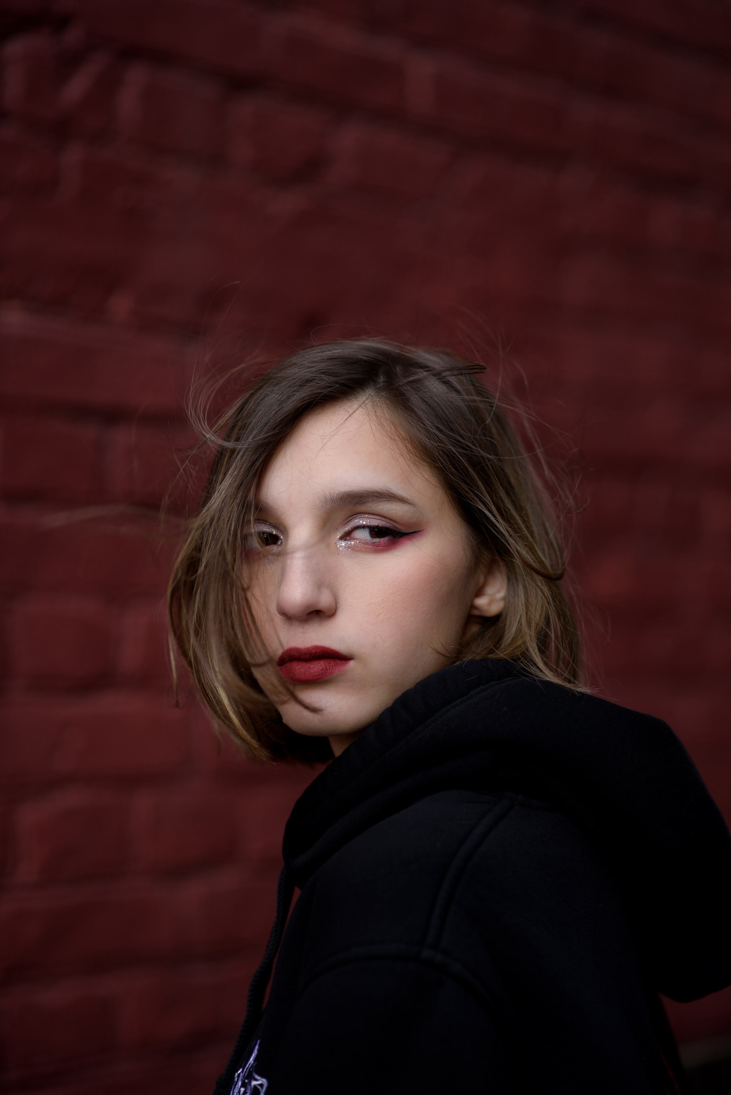 Фотосессия на 18тилетие на территории Красного октября в черной толстовке