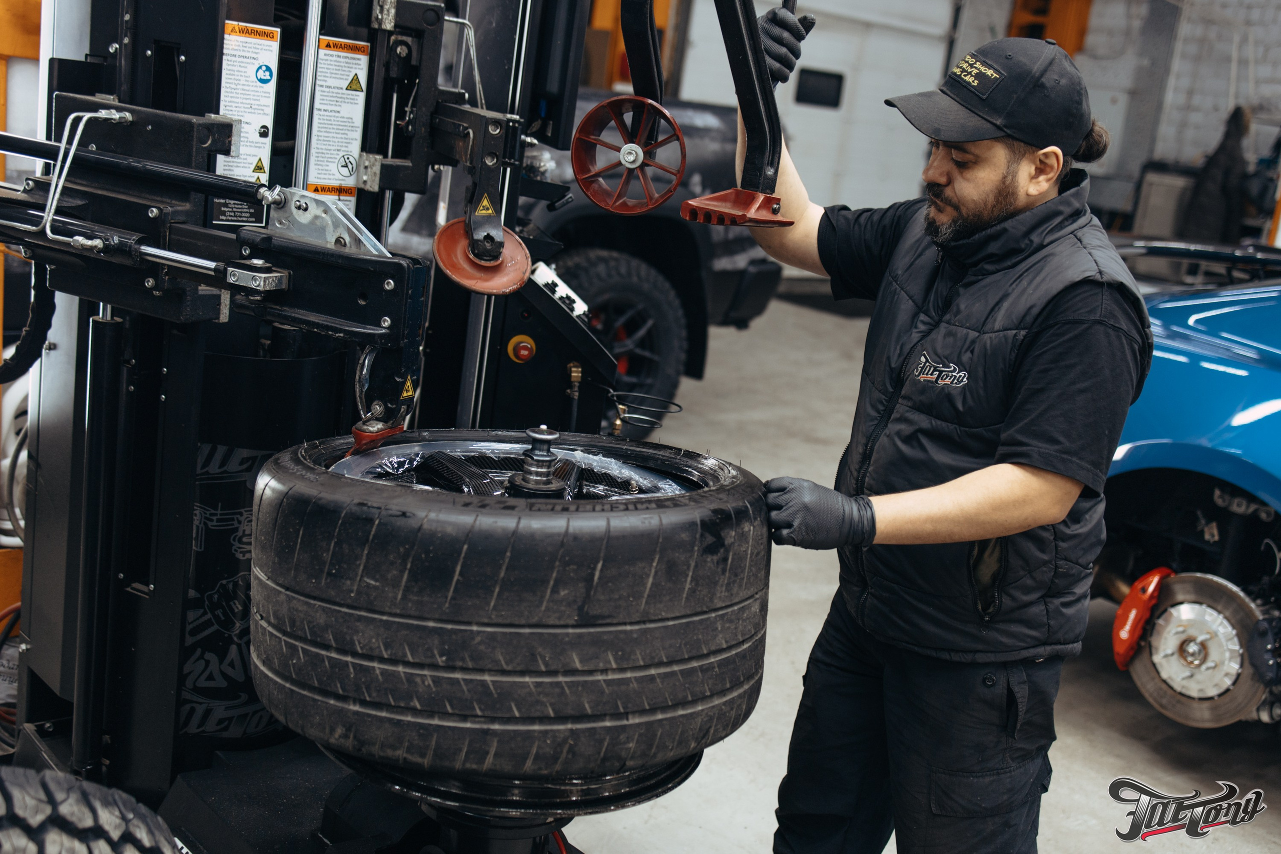 Ford Mustang Shelby сборка и шиномонтаж карбоновых дисков. DeLorein