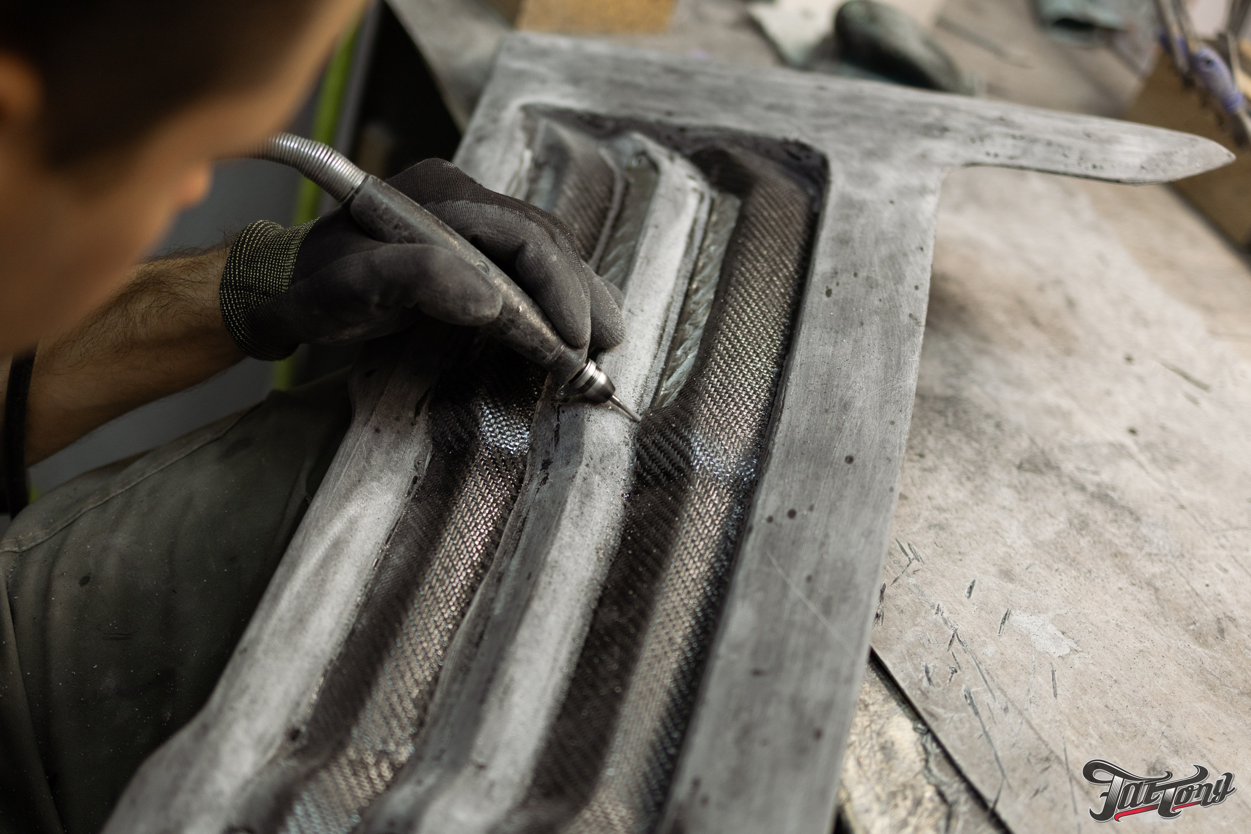 Ram 1500 ламинация карбоном, окрас шильдов, проушин, установка света в решетку. DeLorein