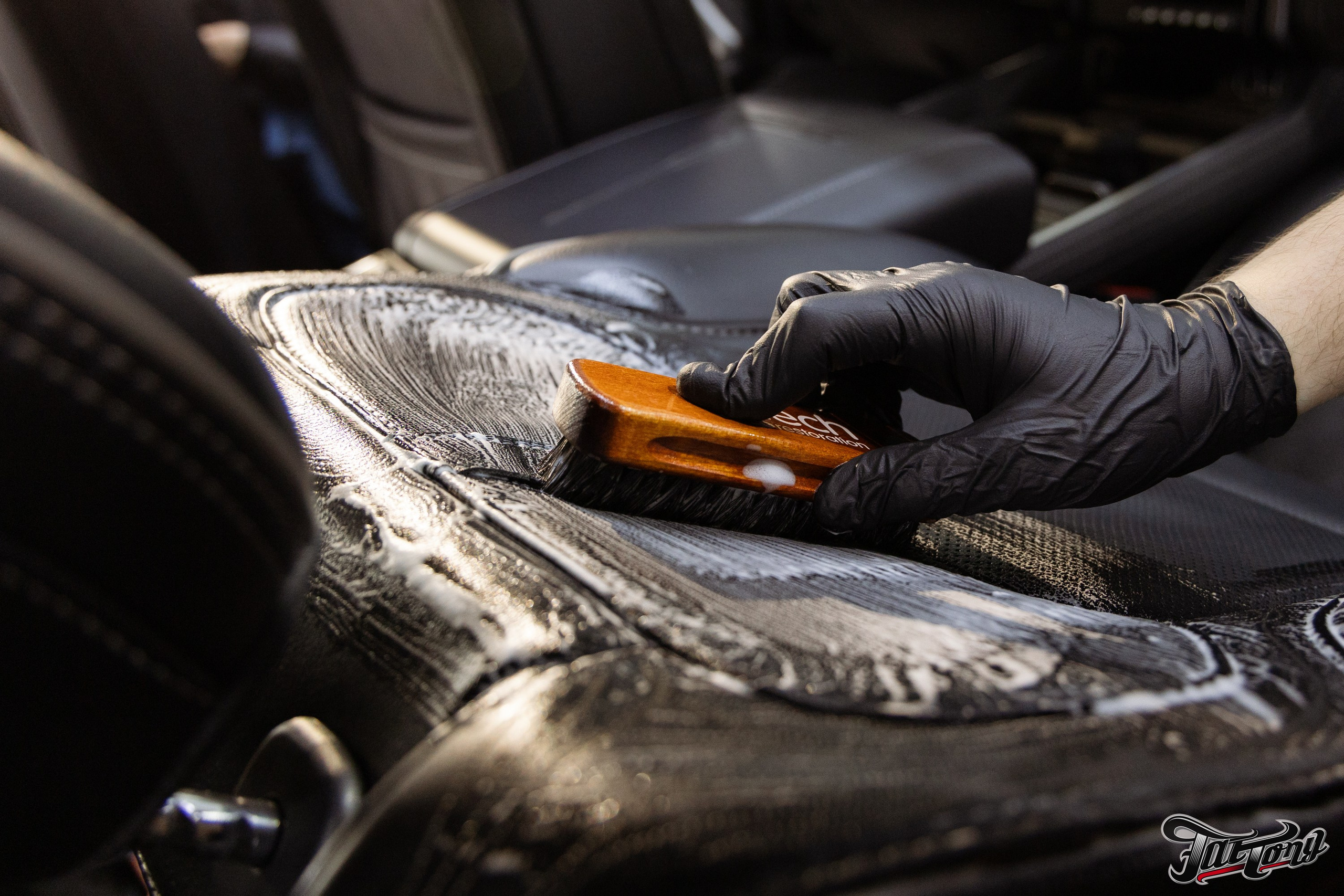 Ram 1500 ламинация карбоном, окрас шильдов, проушин, установка света в решетку. DeLorein