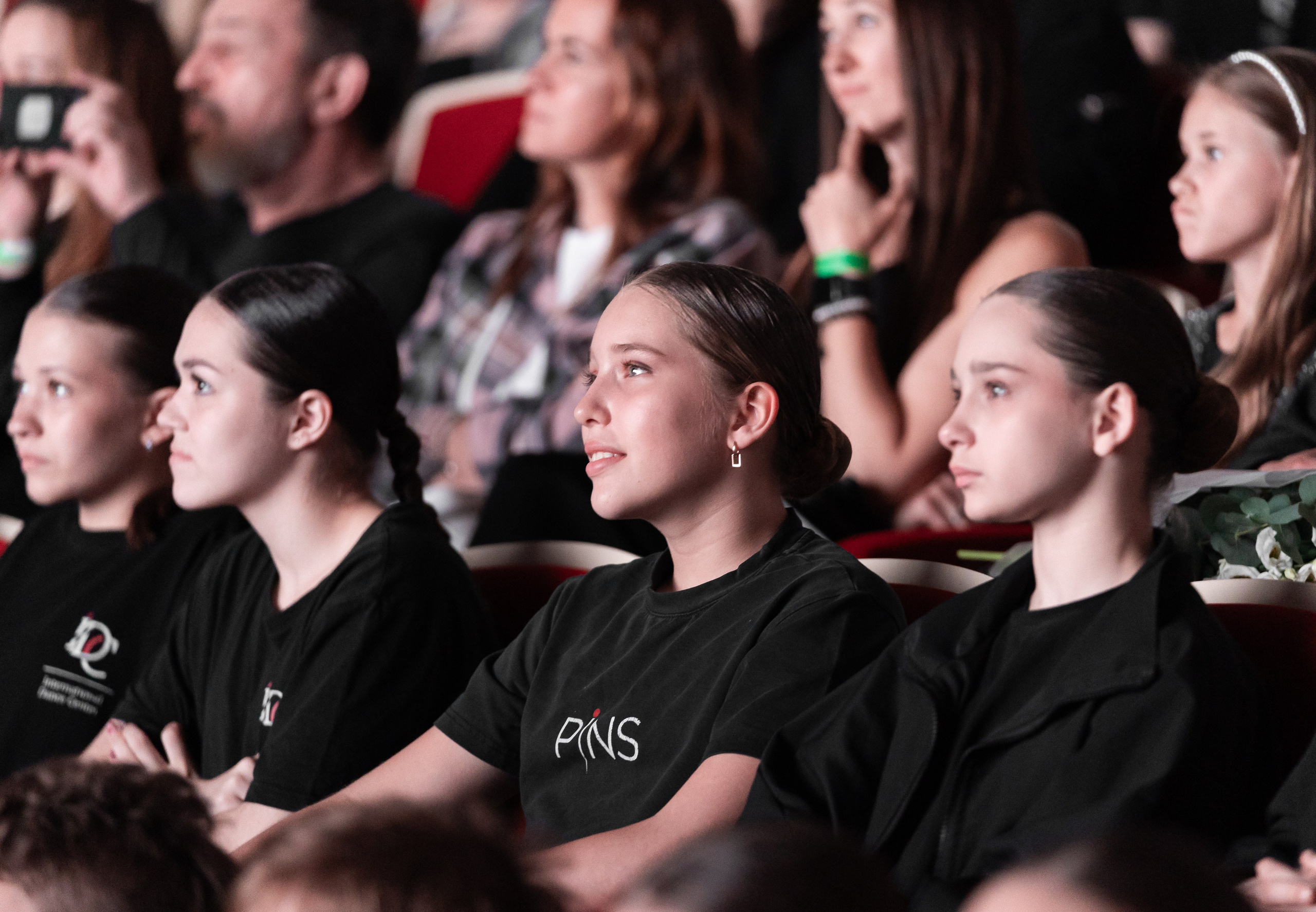  IDC Russia Kids выпускной - ученицы центра смотрят на экзаменационный показ, академия танца Бориса Эйфмана, фотограф Мальцев Евгений. 