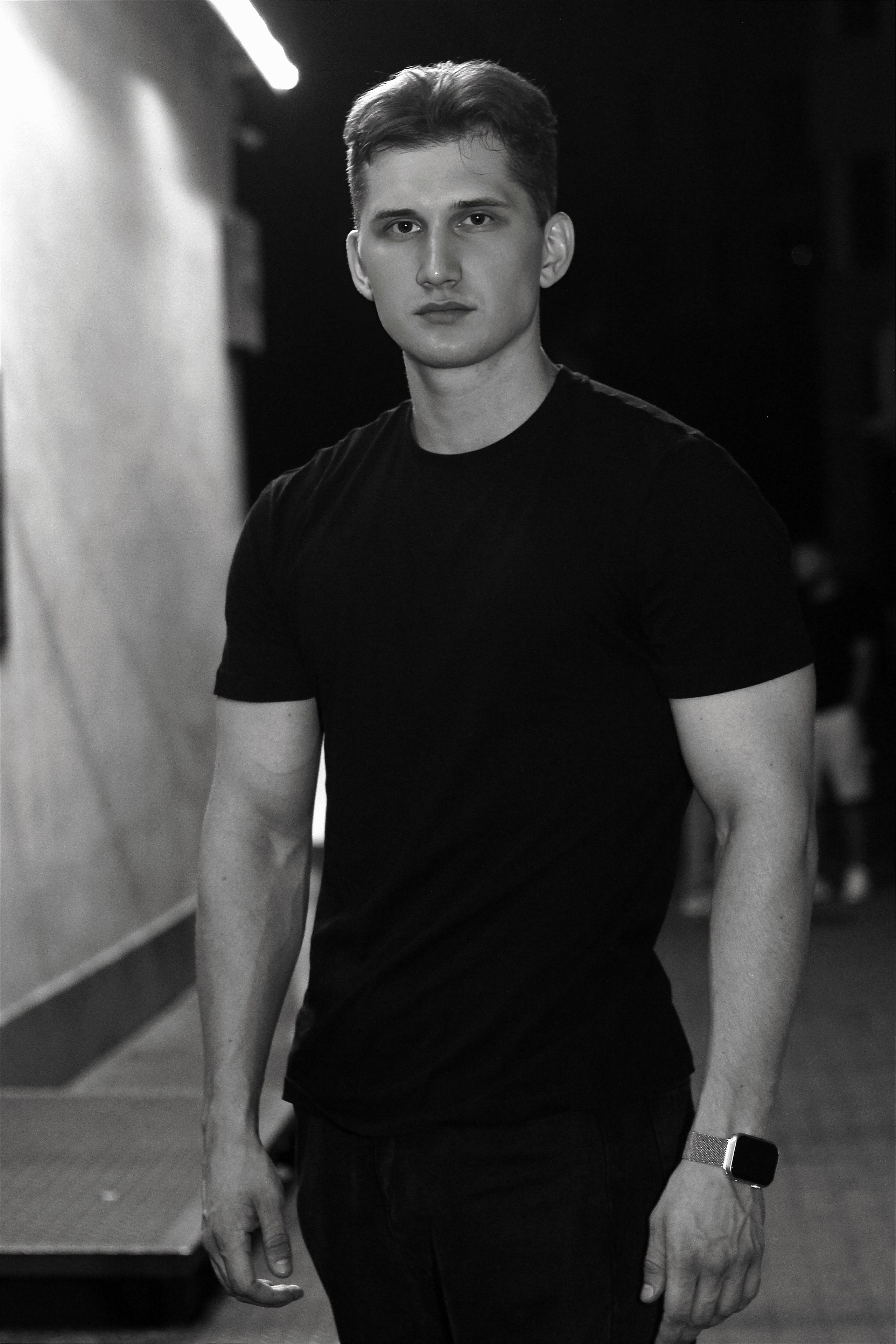 Мужской портрет. Контакты