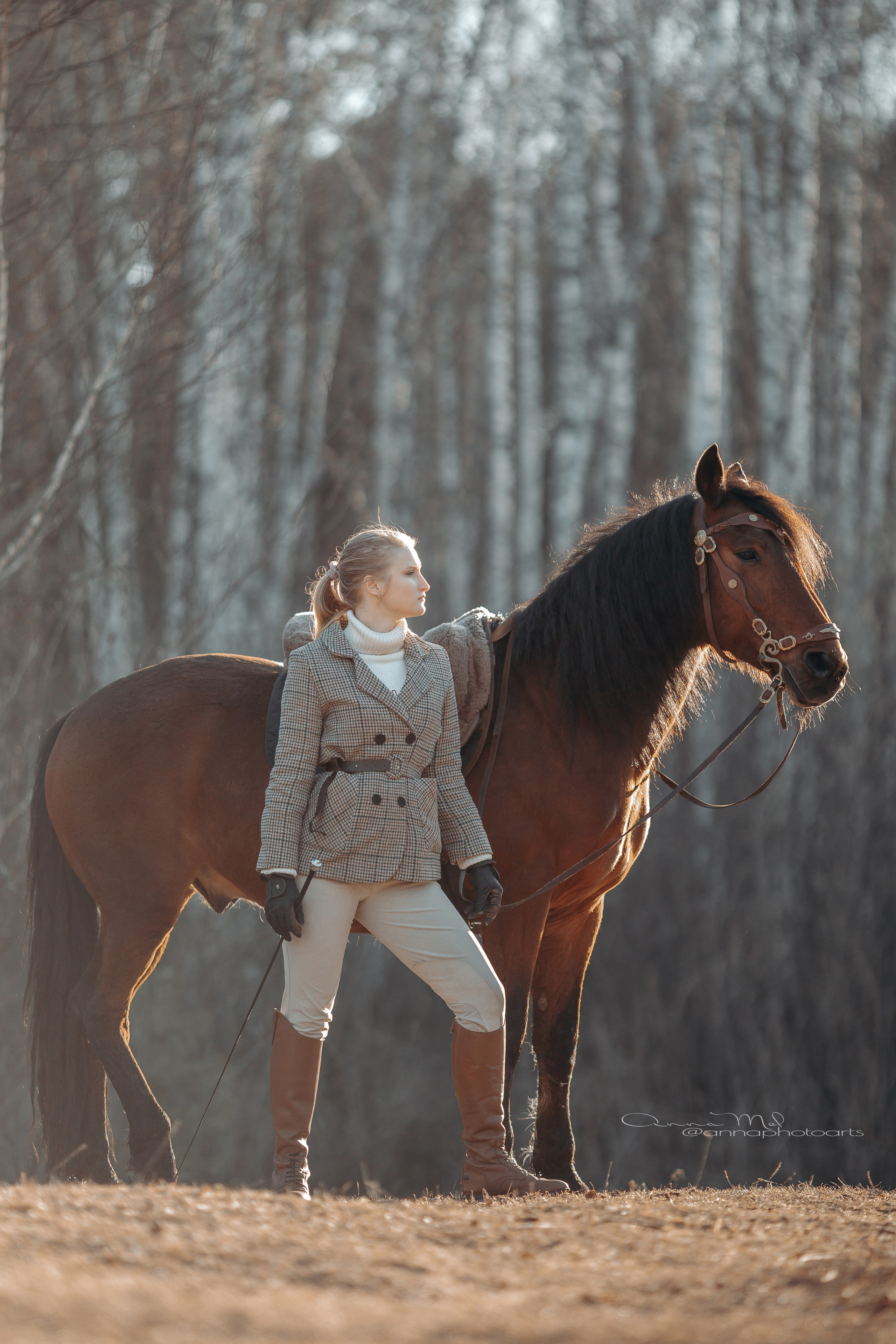 Жакет твидовый с поясом 44-46, 48-50.  Брюки конные 46 размер. Сапоги 39.