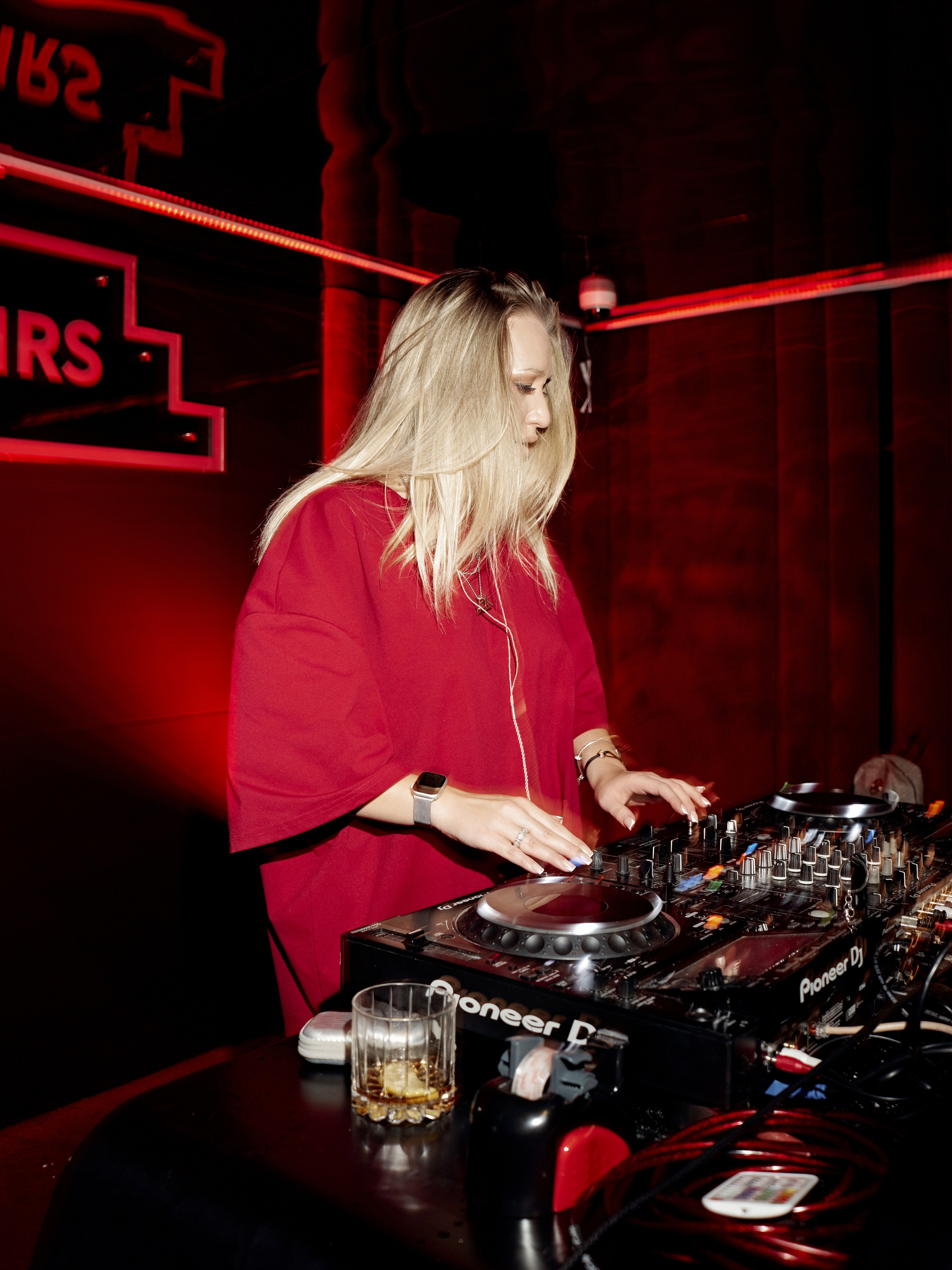 CLUB. NOIZOMAX Художественный фотограф в Дубай