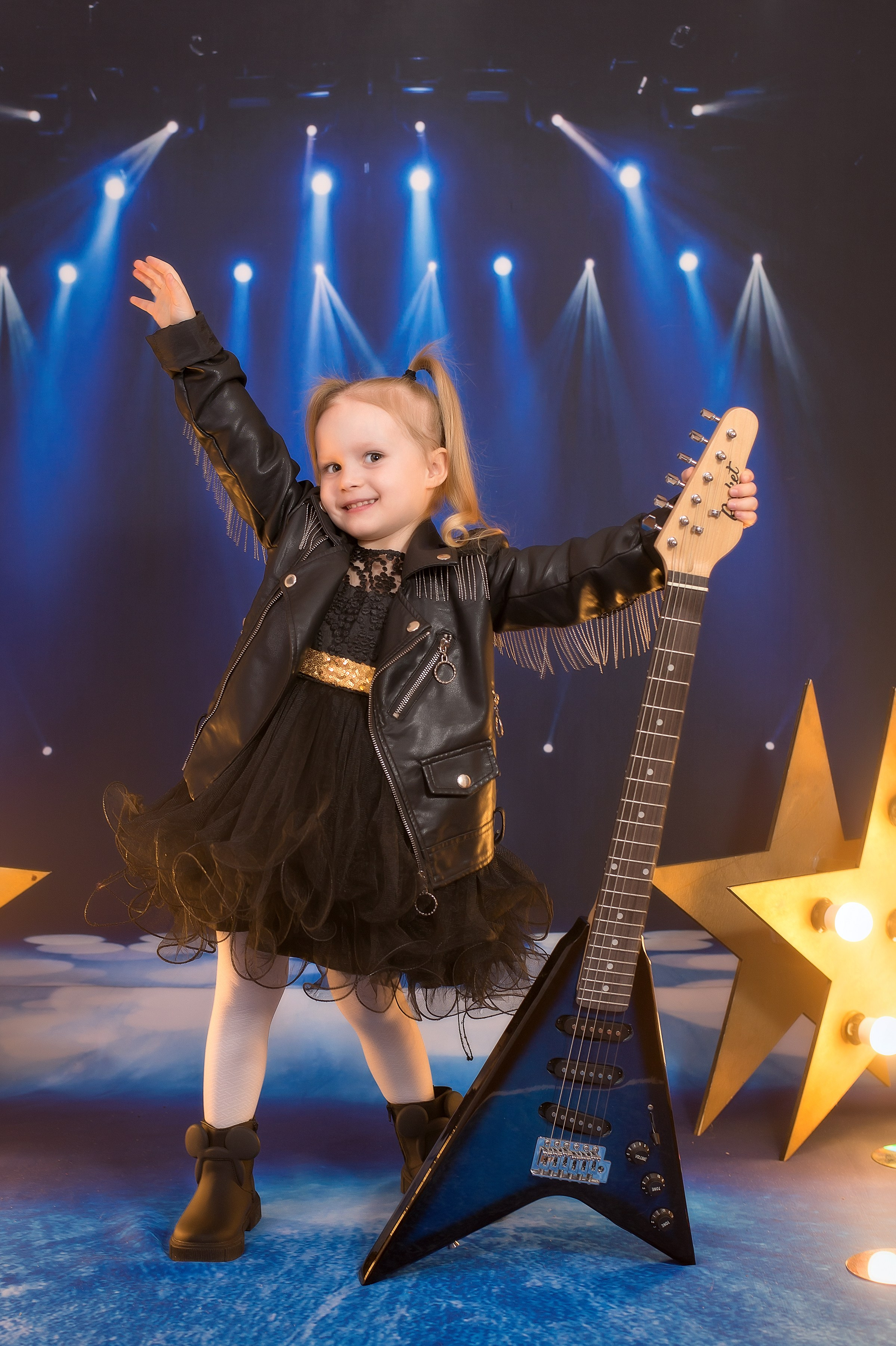 Рок звезда. Выпускные альбомы в Тутаеве.Захарова Лариса