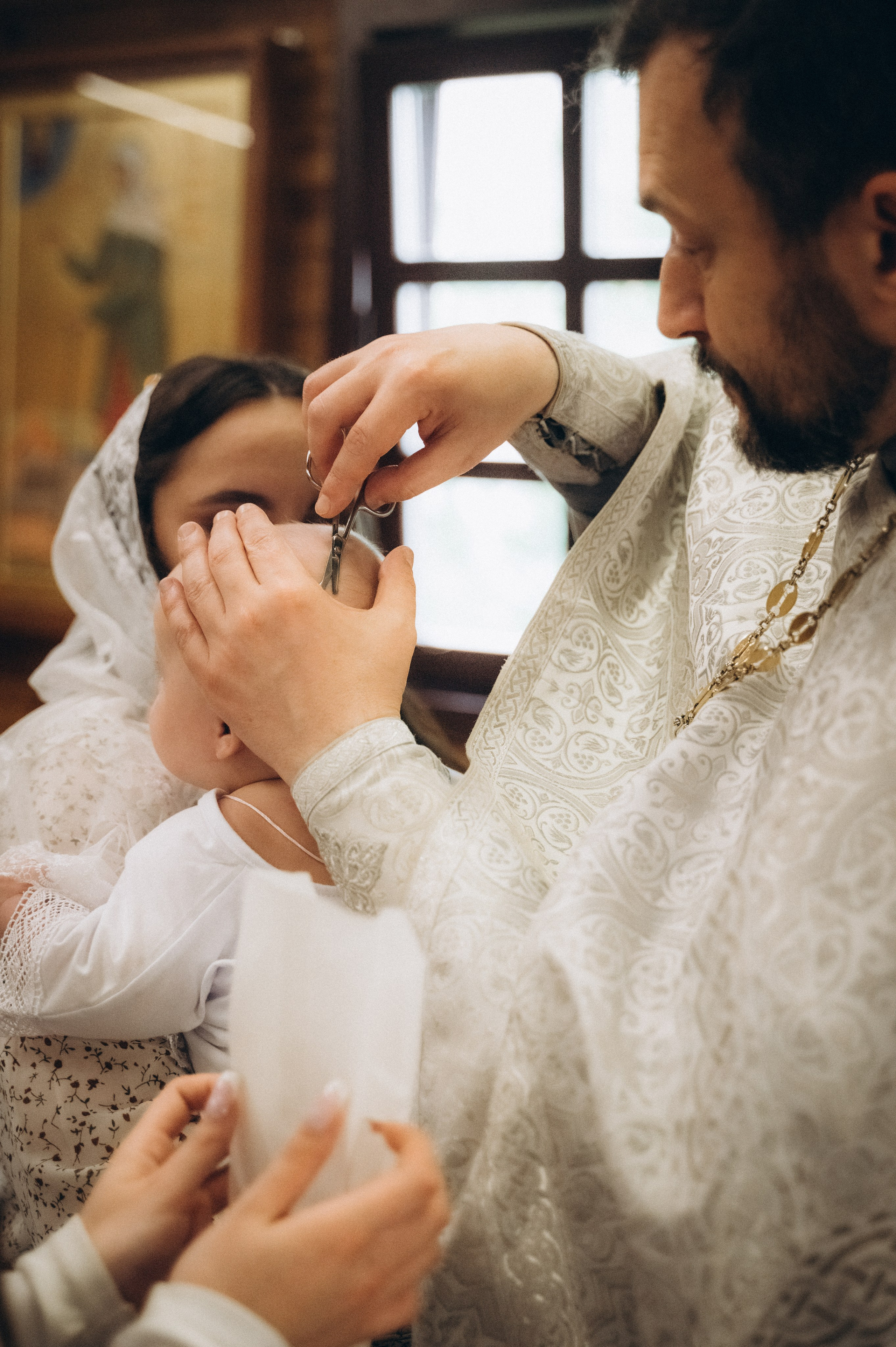 Крещение Егора (ХРАМ СВЯТИТЕЛЯ НИКОЛАЯ ЯПОНСКОГО) частичная конфиденциальность. Семейный фотограф в Минске Дарья Дреко