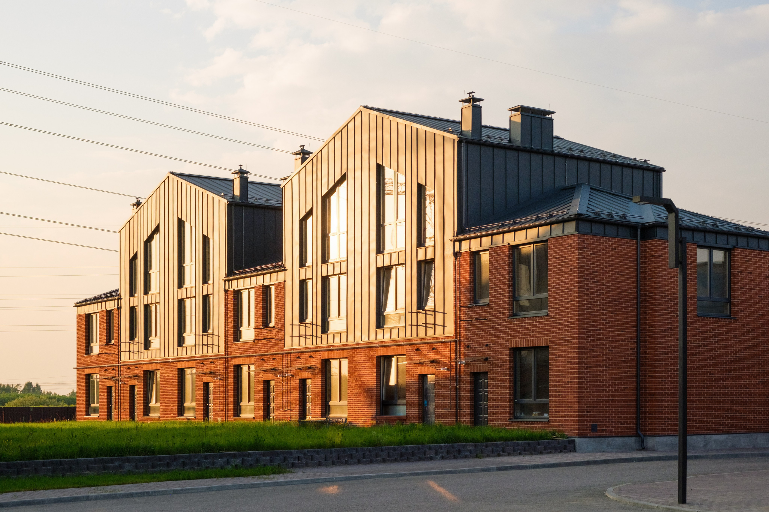 Здание, выполненное в стиле модерн. Это здание является примером архитектуры модернизма, которое характеризуется использованием современных материалов и форм, функциональностью и отсутствием излишнего декора.