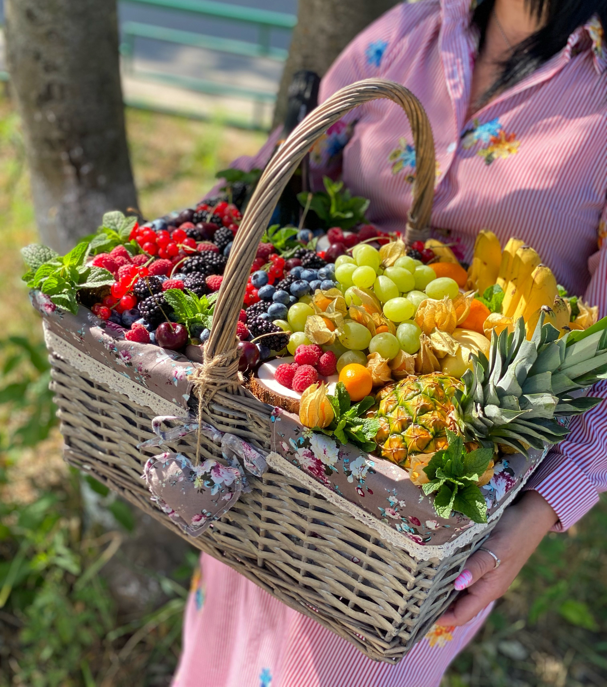 Корзины. Выездной кейтеринг, съедобные букеты, торты и сладости на заказ