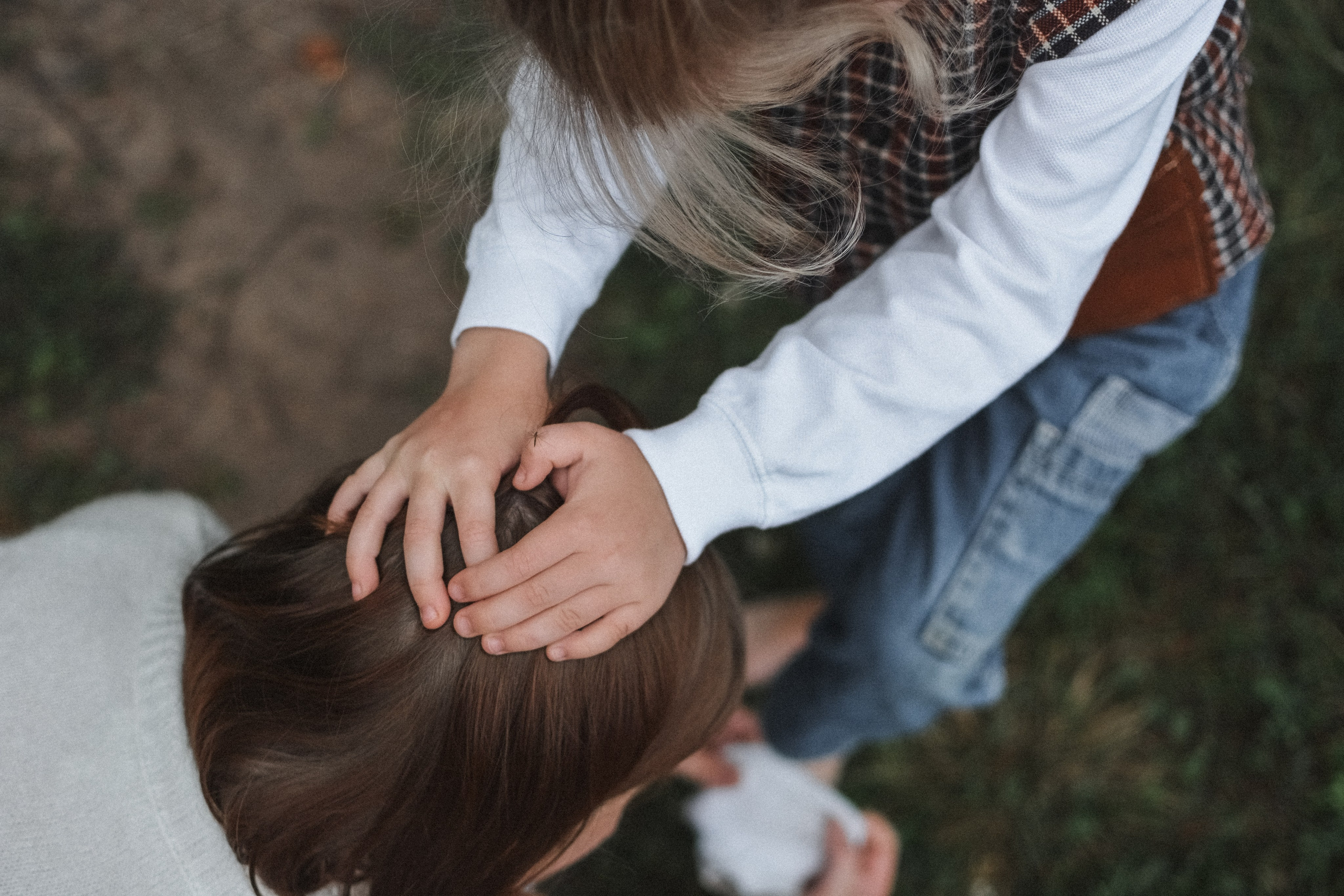 Мама и дочь в лесу. Alenasokolowa.ru
