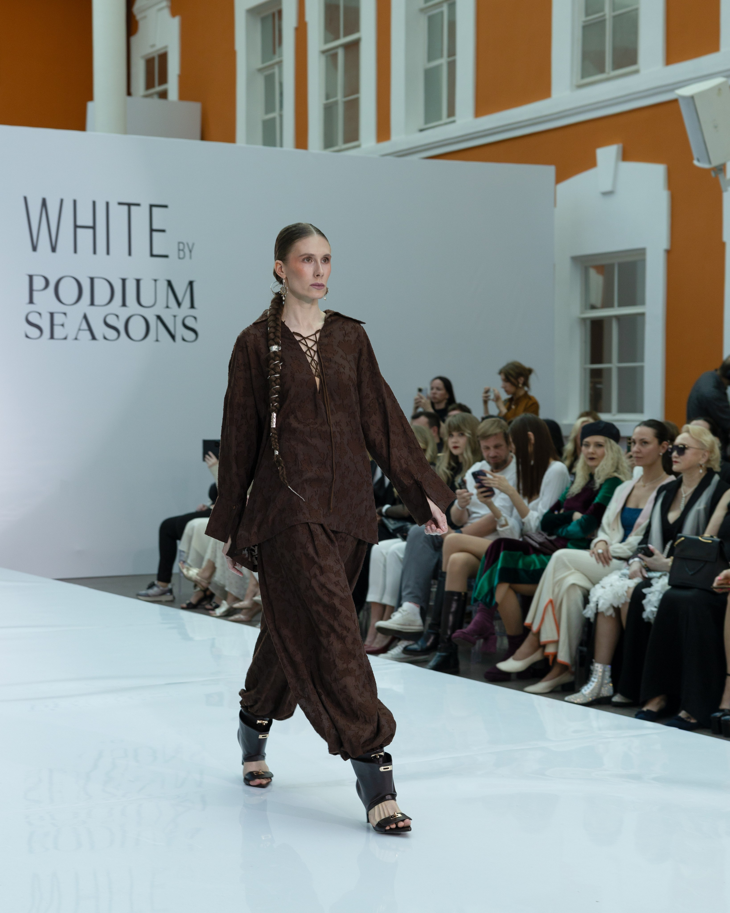 <img src="image.jpg" alt="репортаж с модного показа в Санкт-Петербурге">