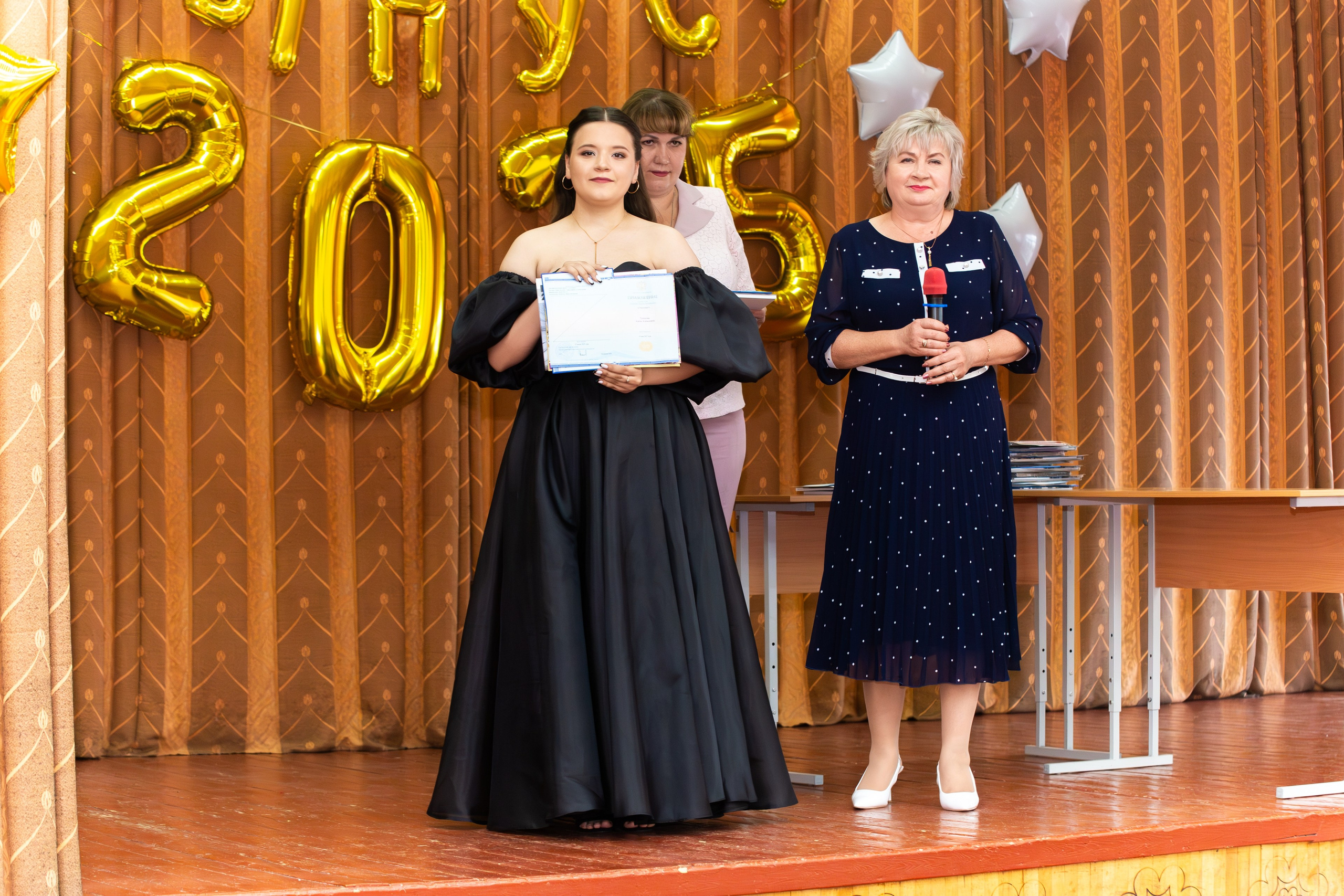 ВРУЧЕНИЕ ДИПЛОМОВ 2025 9 ШКОЛА Г.МЦЕНСК. Профессиональный фотограф в Мценске и Орловской области