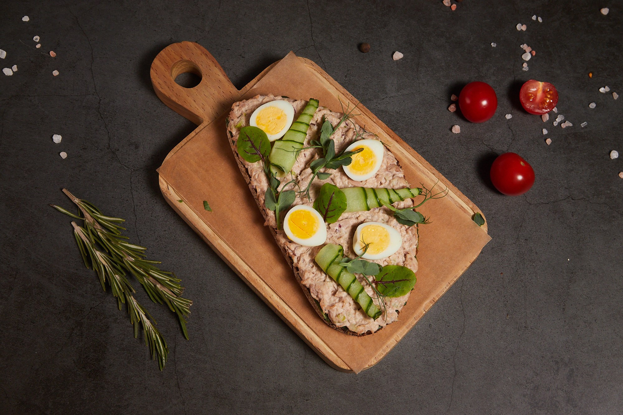 Фуд-фотография брускетты с овощами на деревянной доске.