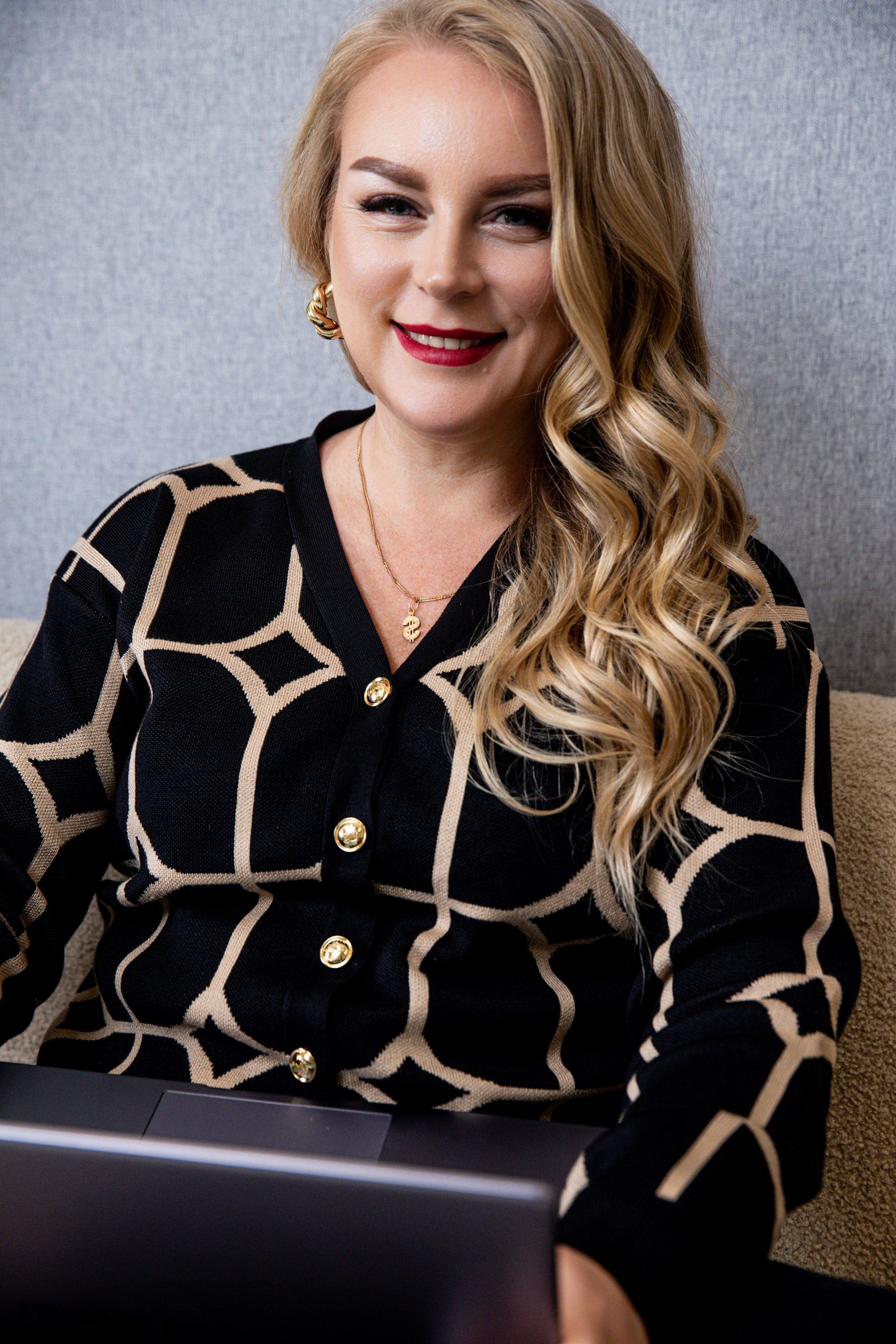 Деловая съемка для предпринимателя. Контент фотограф для экспертов в соцсетях Алена Собора Москва