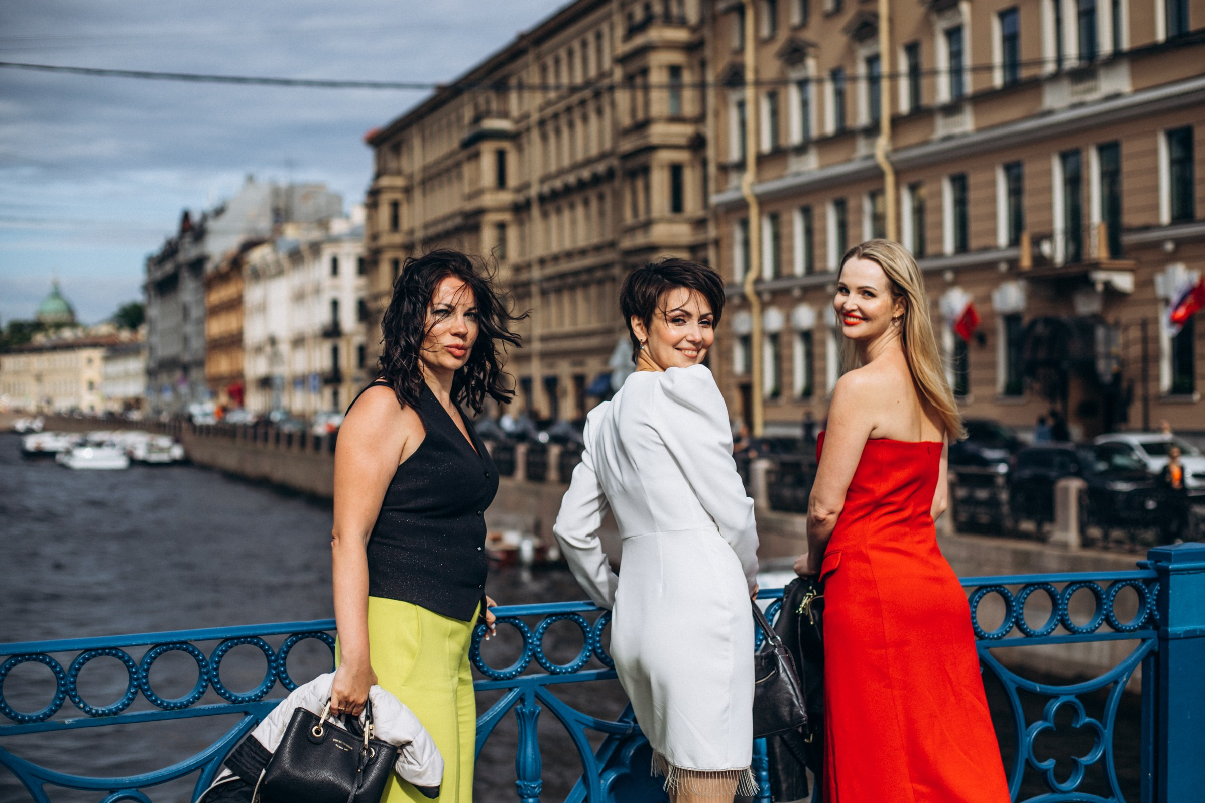 Ольга, Настя и Марина в июне. Фотопрогулка в Петербурге. Индивидуальный и семейный фотограф в Санкт-Петербурге