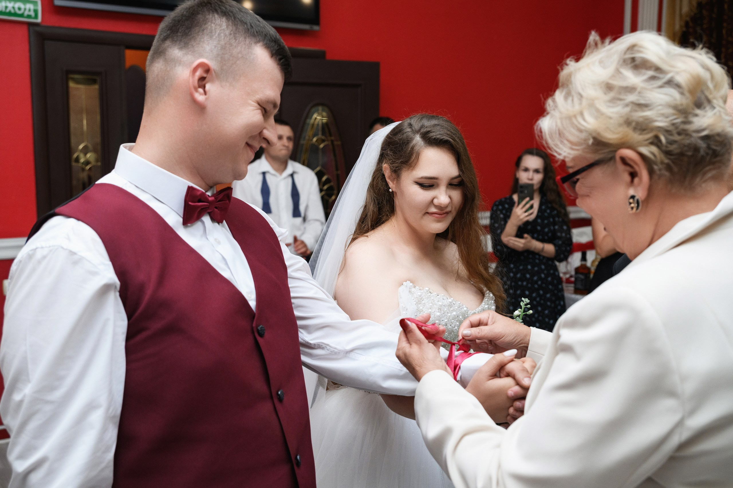 Фотосъемка свадьбы в Петропавловске-Камчатском. Свадебная фотосъемка на фоне вулканов в Петропавловске-Камчатском. Профессиональная репортажная съемка свадьбы в Петропавловске-Камчатском. Эмоциональные свадебные фотографии в Петропавловске-Камчатском. Стоимость услуг свадебного фотографа в Петропавловске-Камчатском.