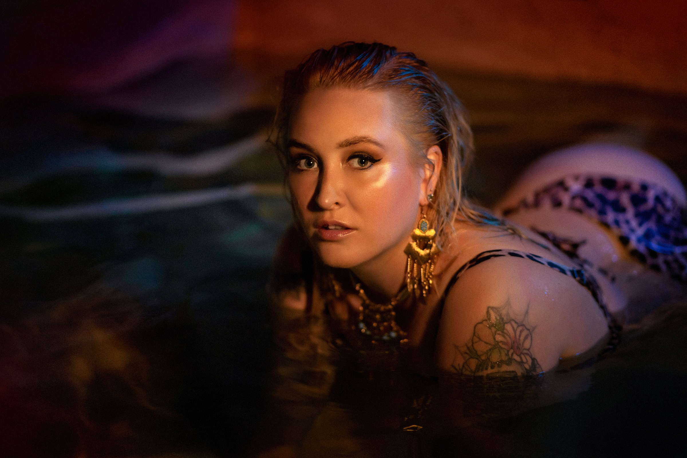 фотограф Оля Ветрова, фотосессия в воде в студии СПБ, эротическая фотосессия СПб, съемка полных девушек