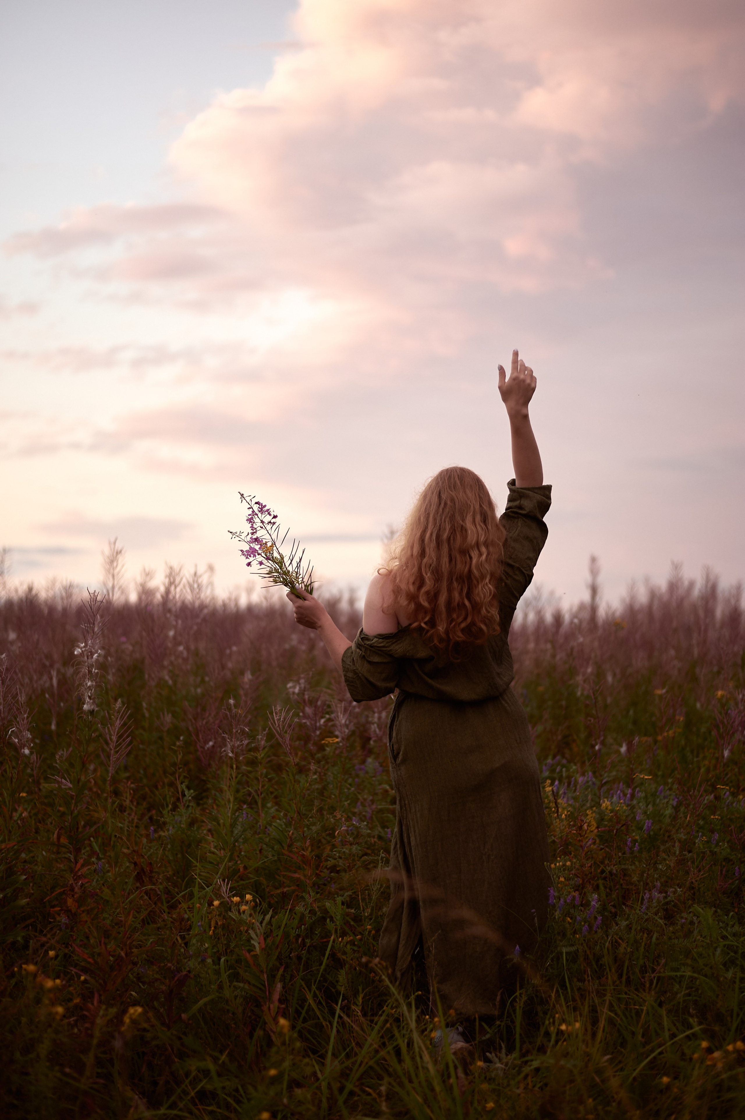 Таня. Рассвет в поле. Женский фотограф в Череповце Даша Акулич
