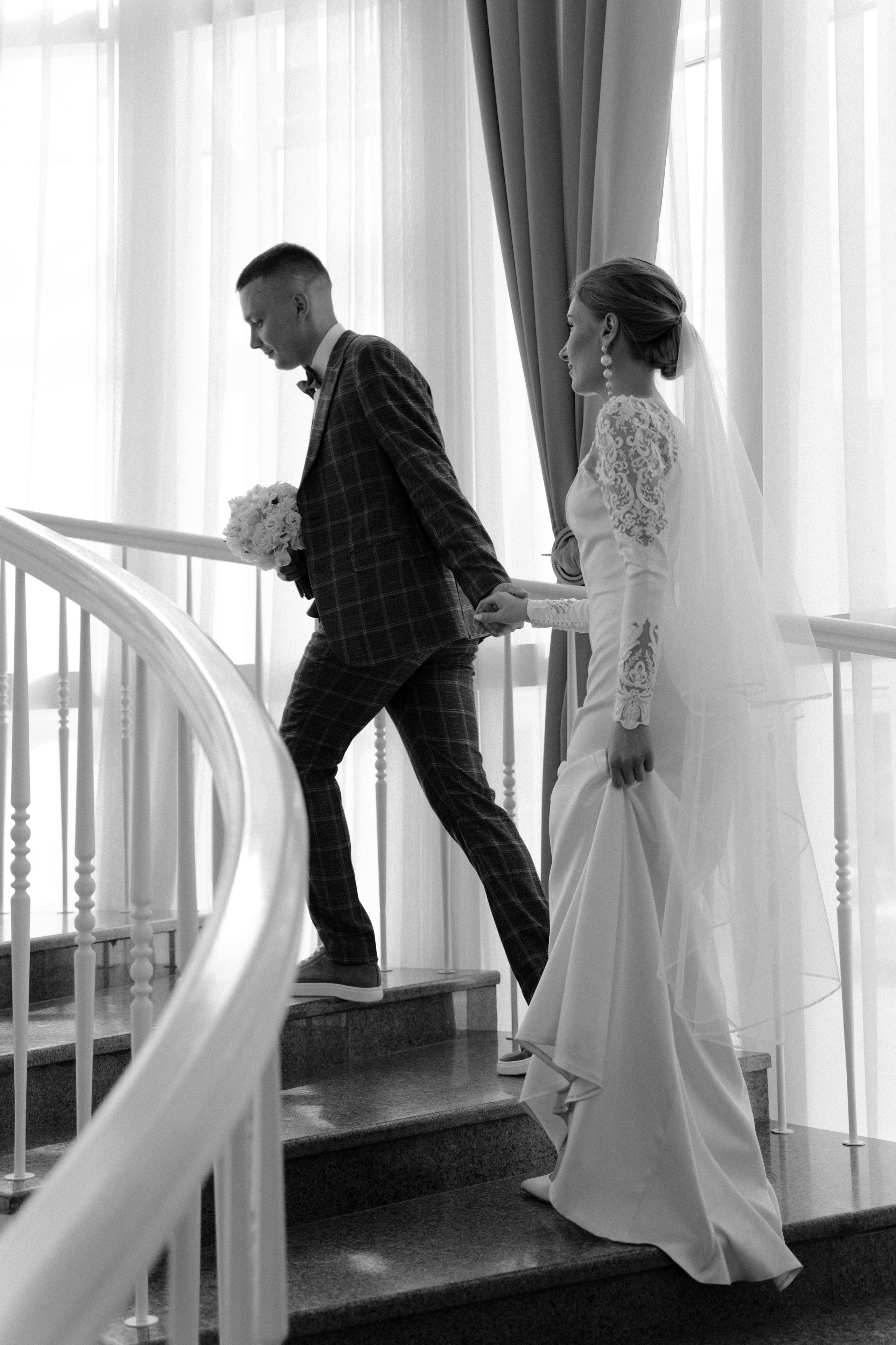 Фотосессия в Загсе центральном на лестнице жених и невеста