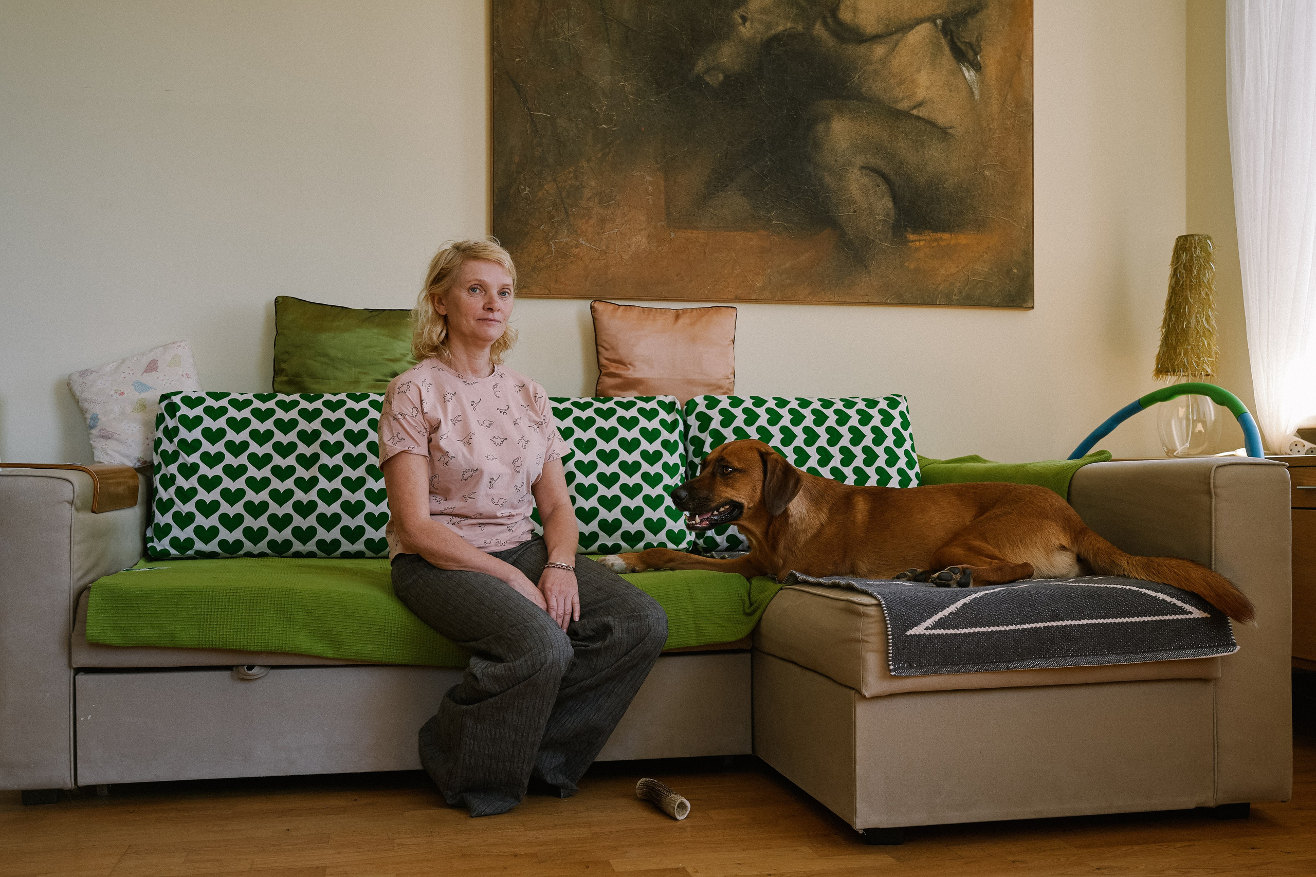 Ирина и Цей. Санкт-Петербург, 2024. Цея нашли туристы поздней осенью в экспедиции в горах Кавказа. У него были прострелены и сломаны передние лапы. Волонтёры отвезли его в клинику, где одну лапу ампутировали, а вторую решили попытаться спасти и отправили Цея в Санкт-Петербург. Лапу прооперировали и поставили аппарат Илизарова. Лапа стала заживать, но Цей не мог наступать на неё — был задет лучевой нерв. Тогда волонтёры нашли специалиста, который изготовил ортез, благодаря которому им удалось поставить Цея на ноги. Однажды в приют позвонила Ирина, у которой накануне погибла любимая собака. Ирина говорит, что Цей достался ей уже «готовым», здоровым псом. Он не любит мужчин и гоняет кошек, а в остальном с ним нет никаких проблем