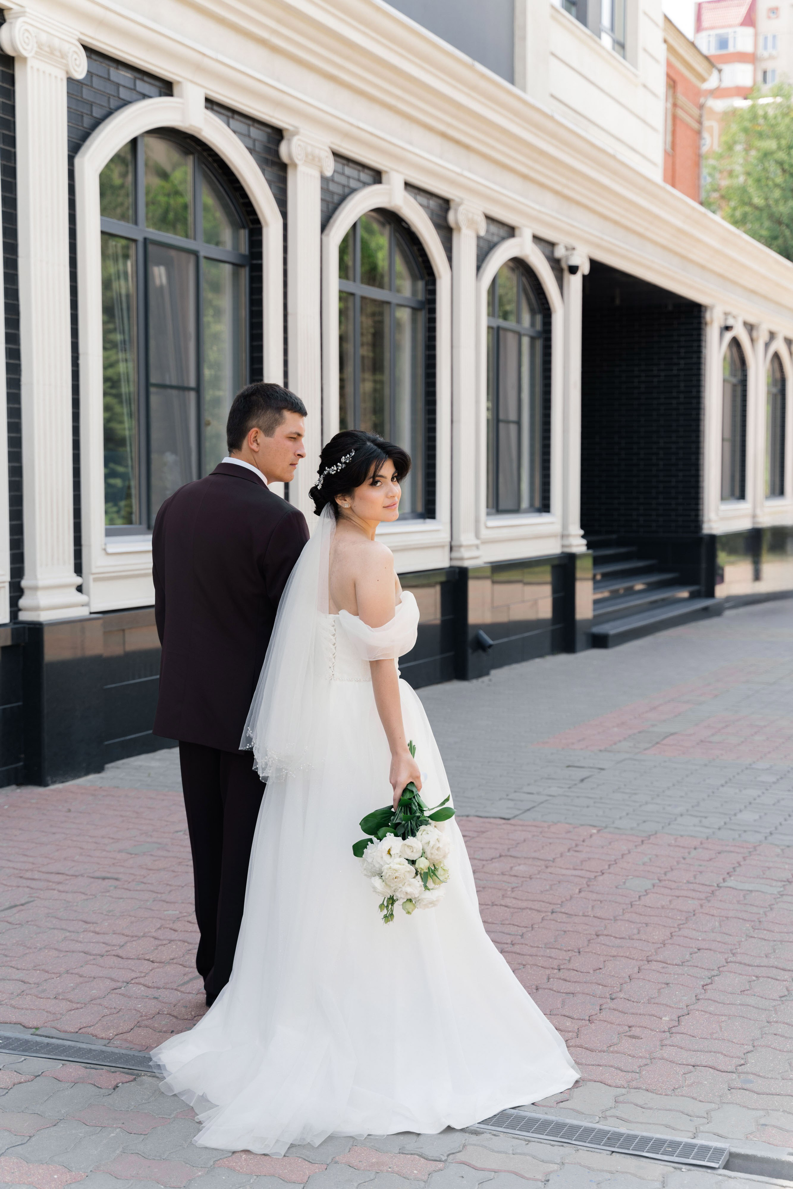 фотосессия жениха и невесты возле Кировского ЗАГСа Ростов на&nbsp;Дону