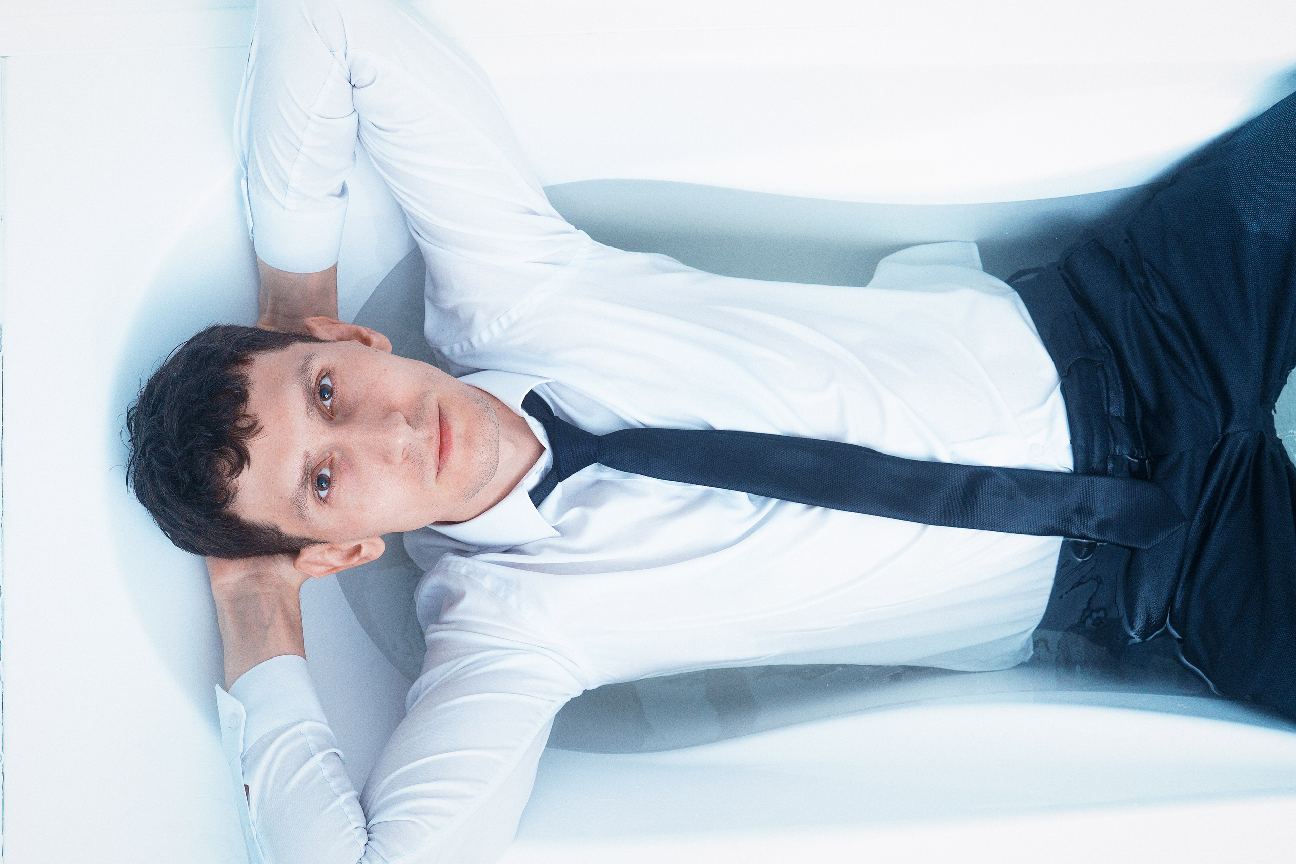 Мужская фотосессия в ванной, портрет мужчины в белой рубашке и галстуке, съёмка для себя