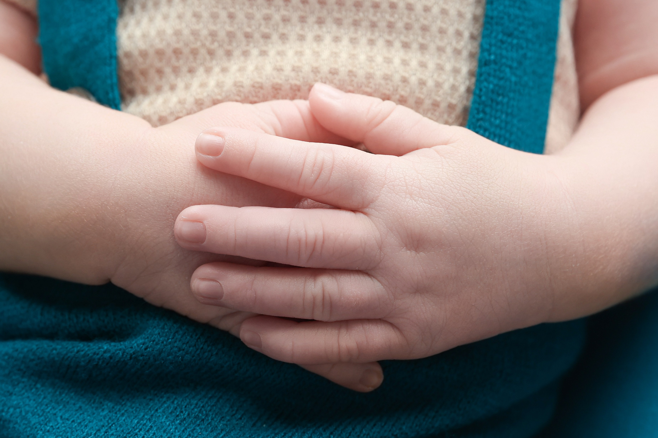 Максим. Здравствуйте, меня зовут Яна Страшкевич. Я фотограф новорождённых из Санкт-Петербурга