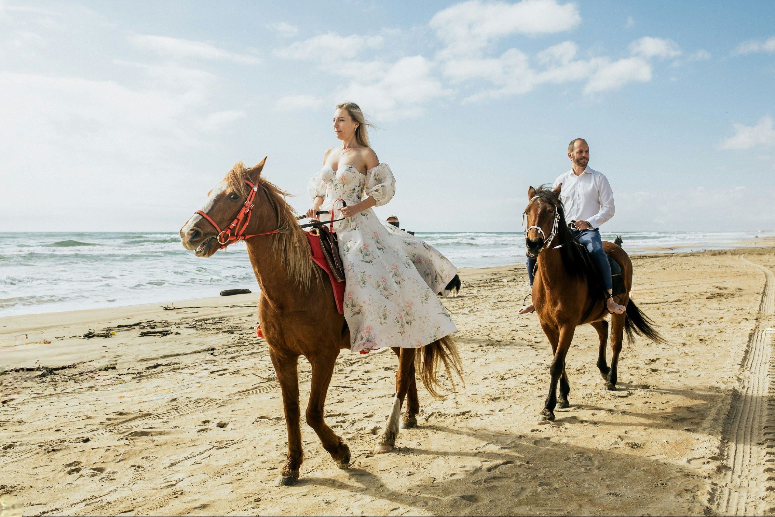 Верхом на лошадях поберегу моря в Анапе