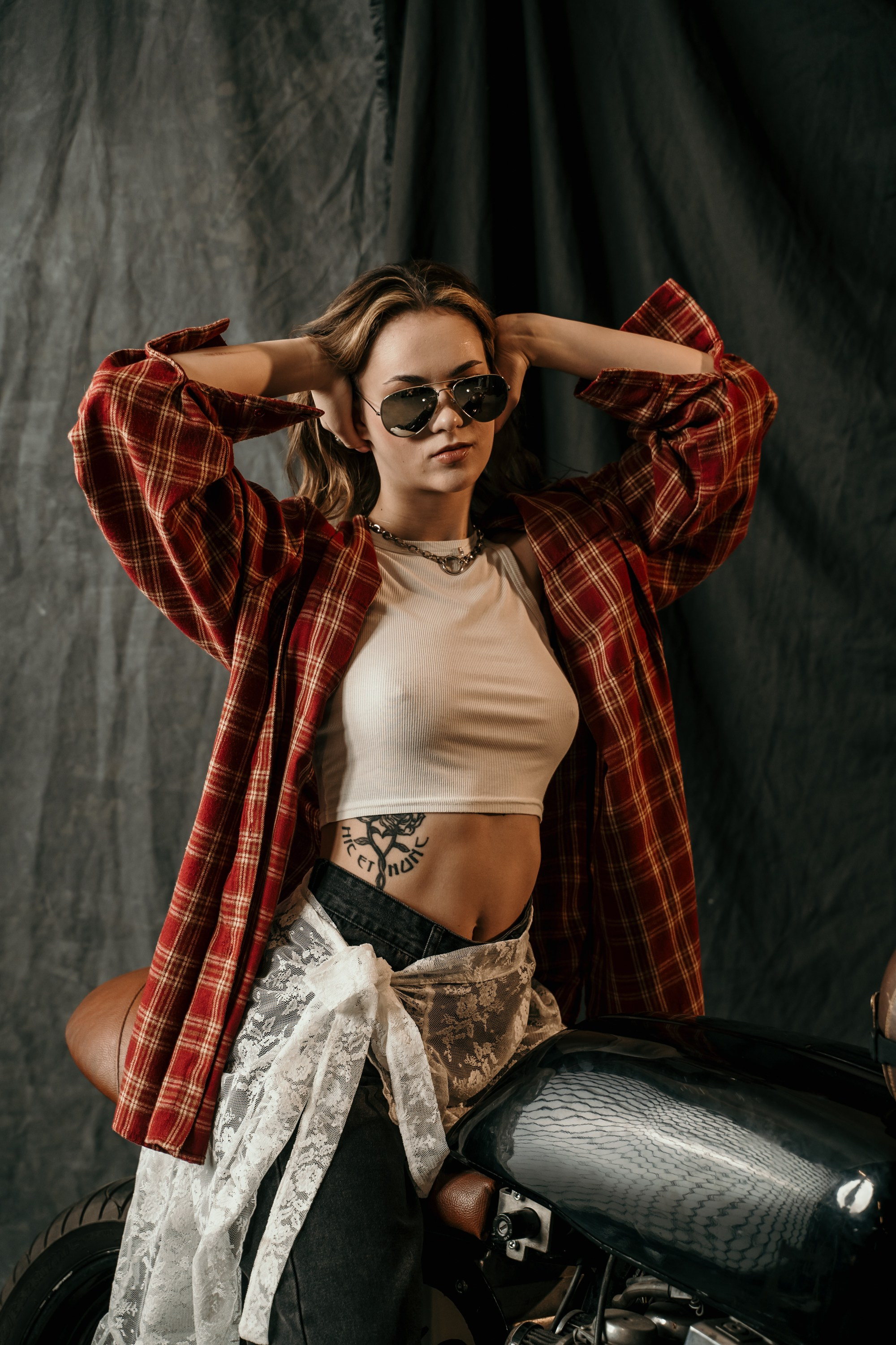 Фотосессия с мотоциклом в студии в Санкт-Петербурге. Свадебный, семейный, портретный, репортажный фотограф в Санкт-Петербурге