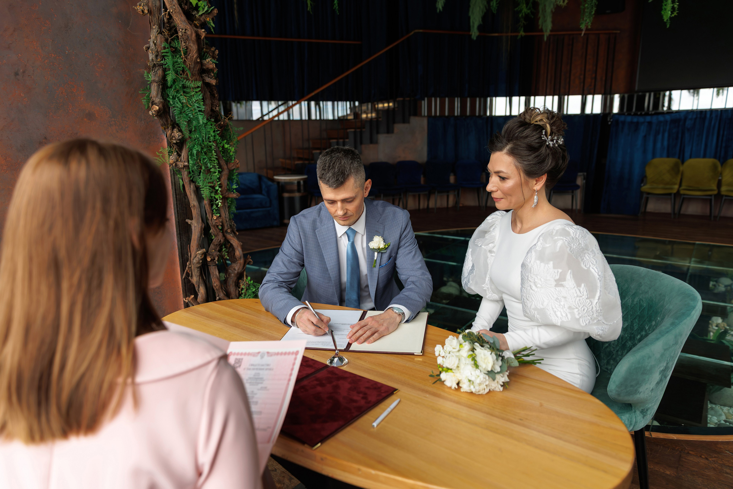 Свадебная фотосессия в библиотеке читальне им Пушкина. Свадебный фотограф Москва и МО Сергей Киржаев