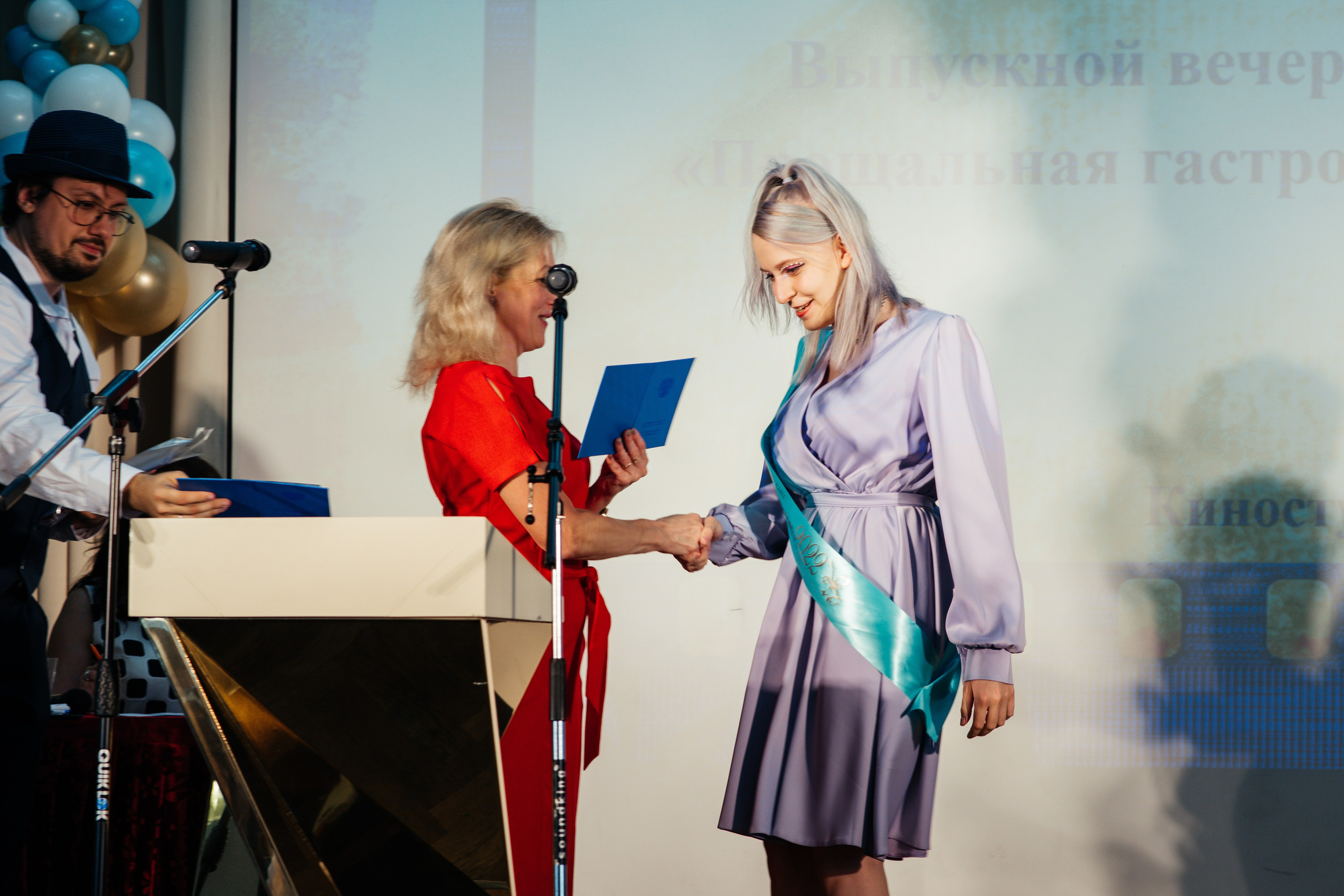 Вручение аттестатов. Выпускные альбомы в Подольске Москве и МО