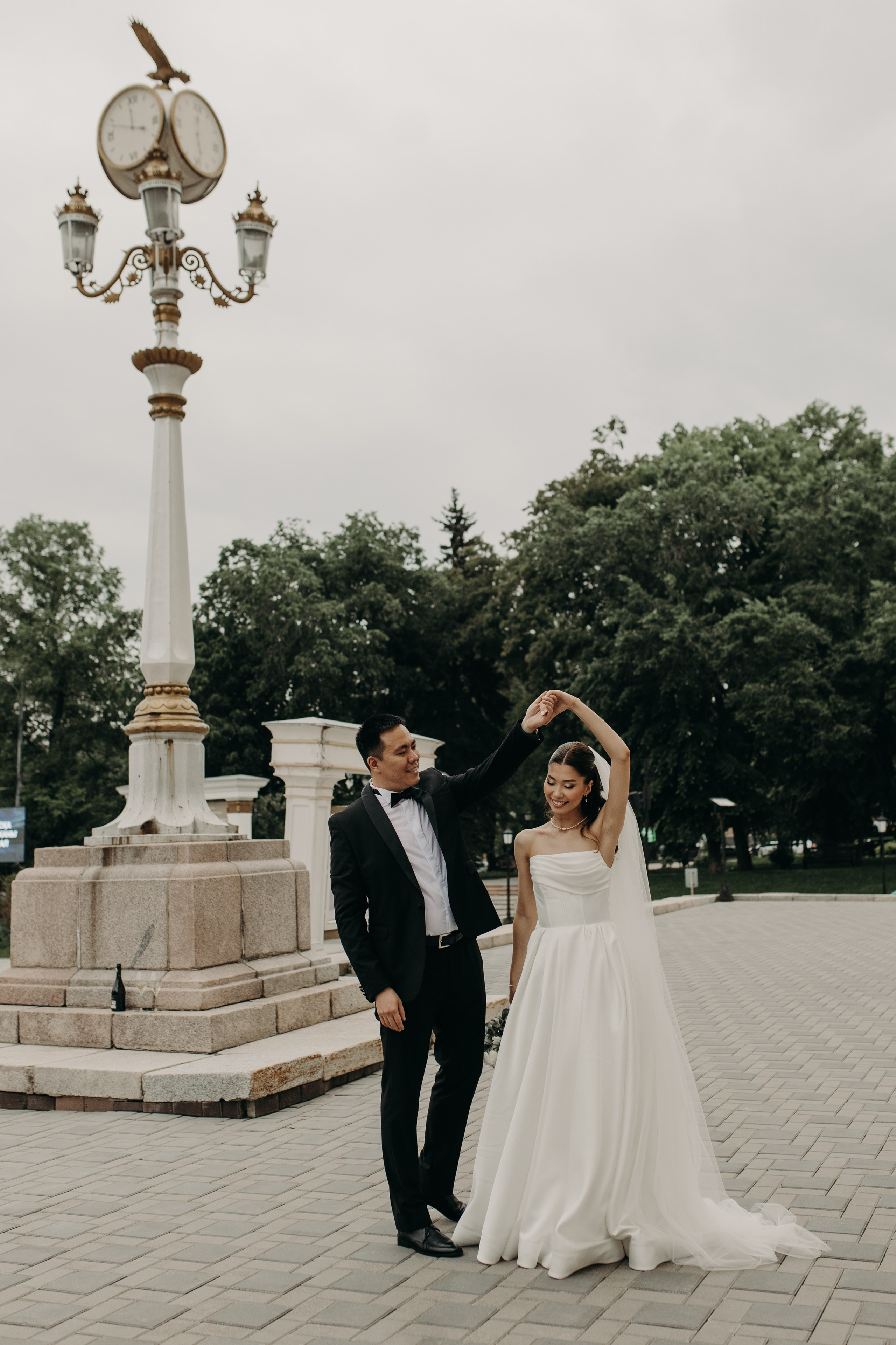 Прогулка и два бокала игристого…. Свадебный и семейный фотограф в Алматы Laura Dosmann