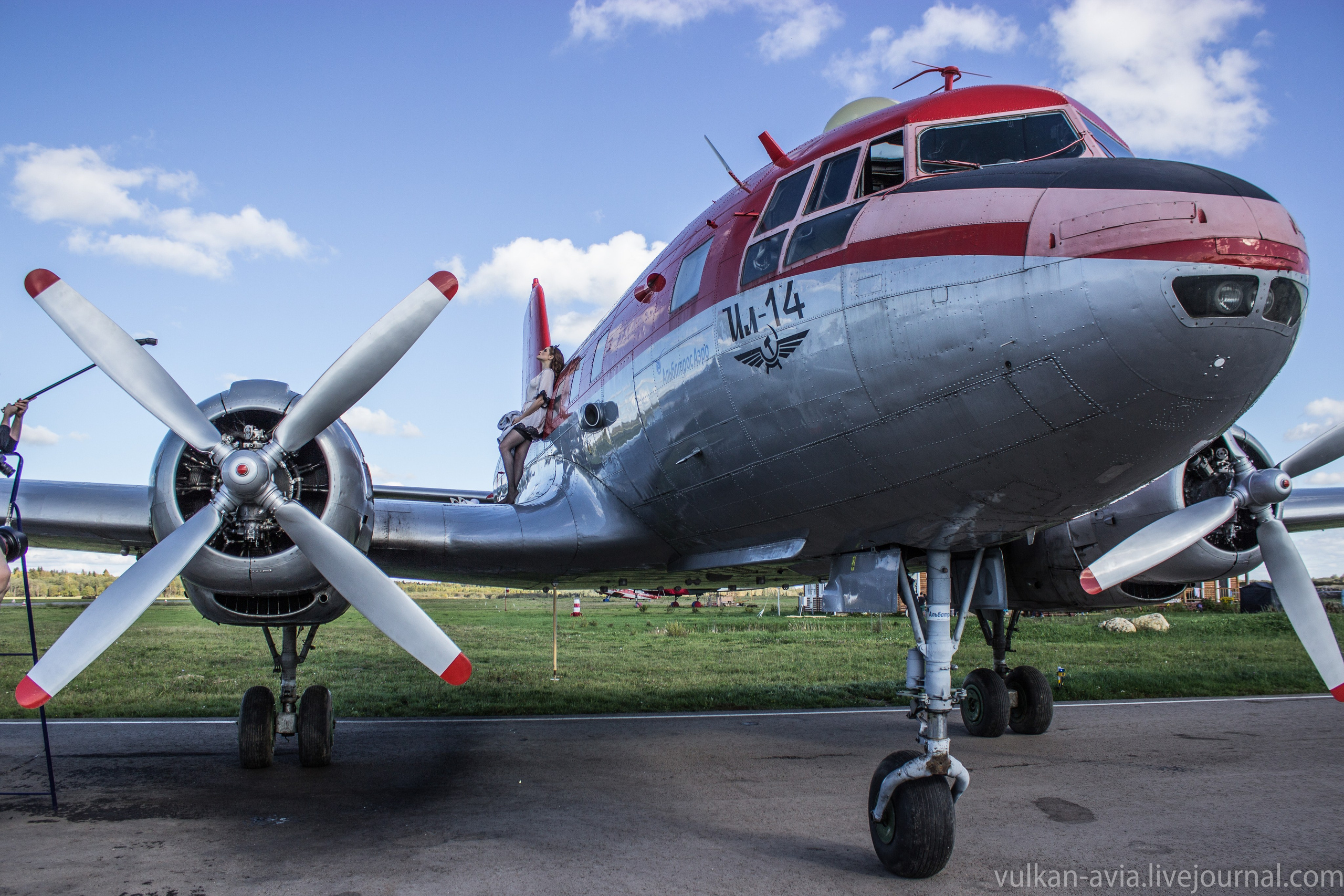 Ил-14Т «Пингвин» в съёмках клипа группы «Сопрано» (2015 г.). Авиационная техника для кино, рекламы и фотосессий