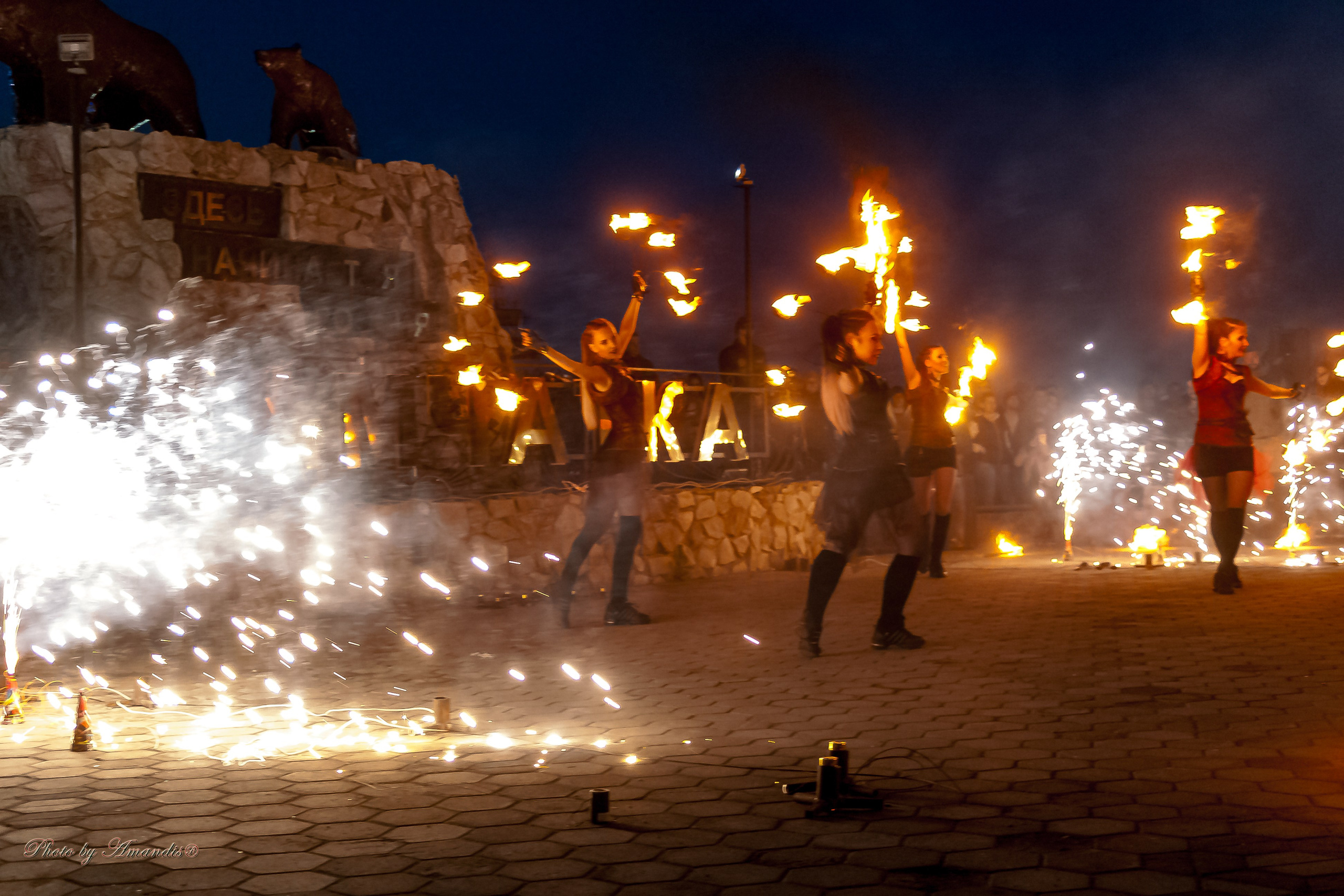 Огненное шоу у памятника «Здесь начинается Россия». Камчатка. Май 2017. Репортажная съемка в Москве и области. Анималистика