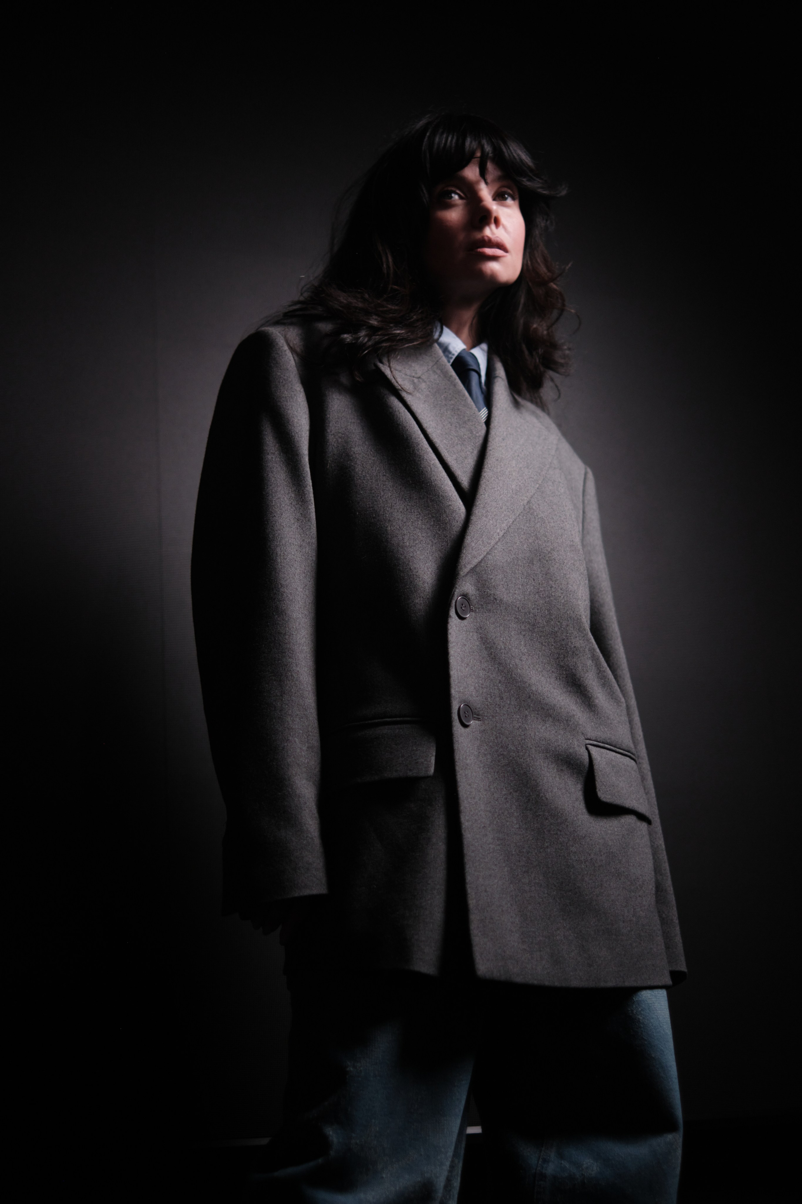 Женский портрет в пиджаке и драматичном свете