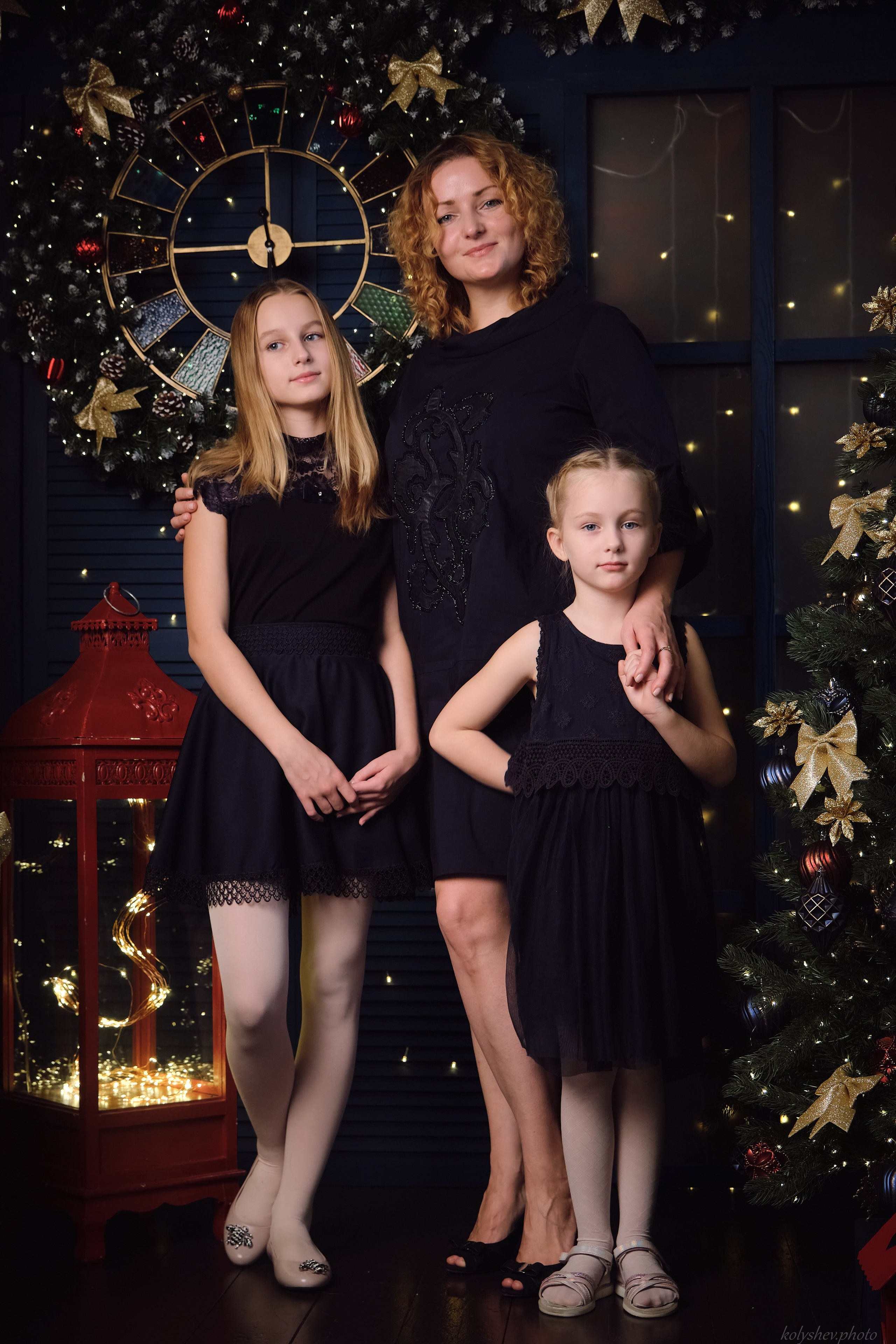 Семейная фотосессия мамы и дочек в студии в Москве фотограф Колышева Виктория. Портретный фотограф на новый год в Москве Виктория Колышева