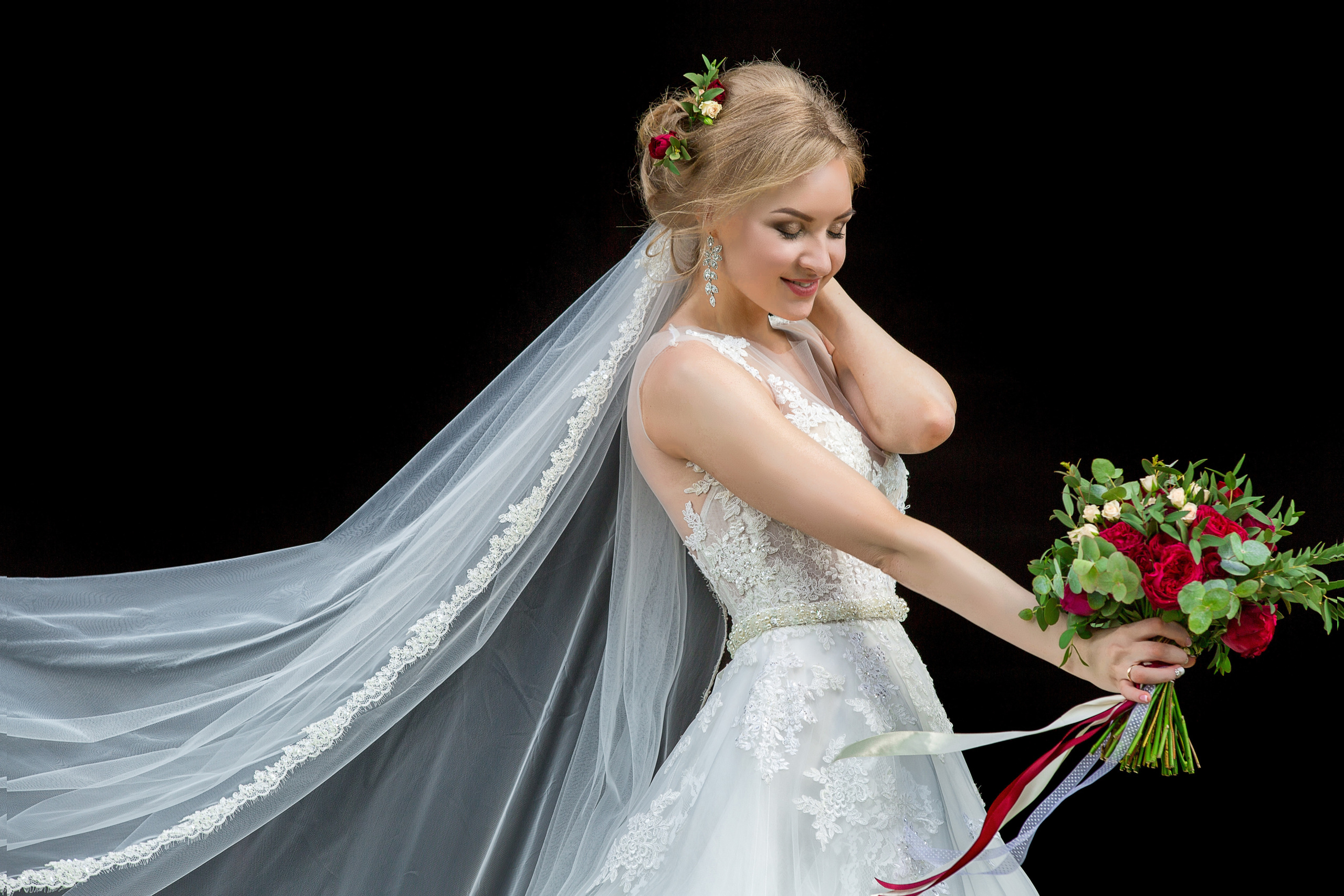 невеста с букетом на черном фоне