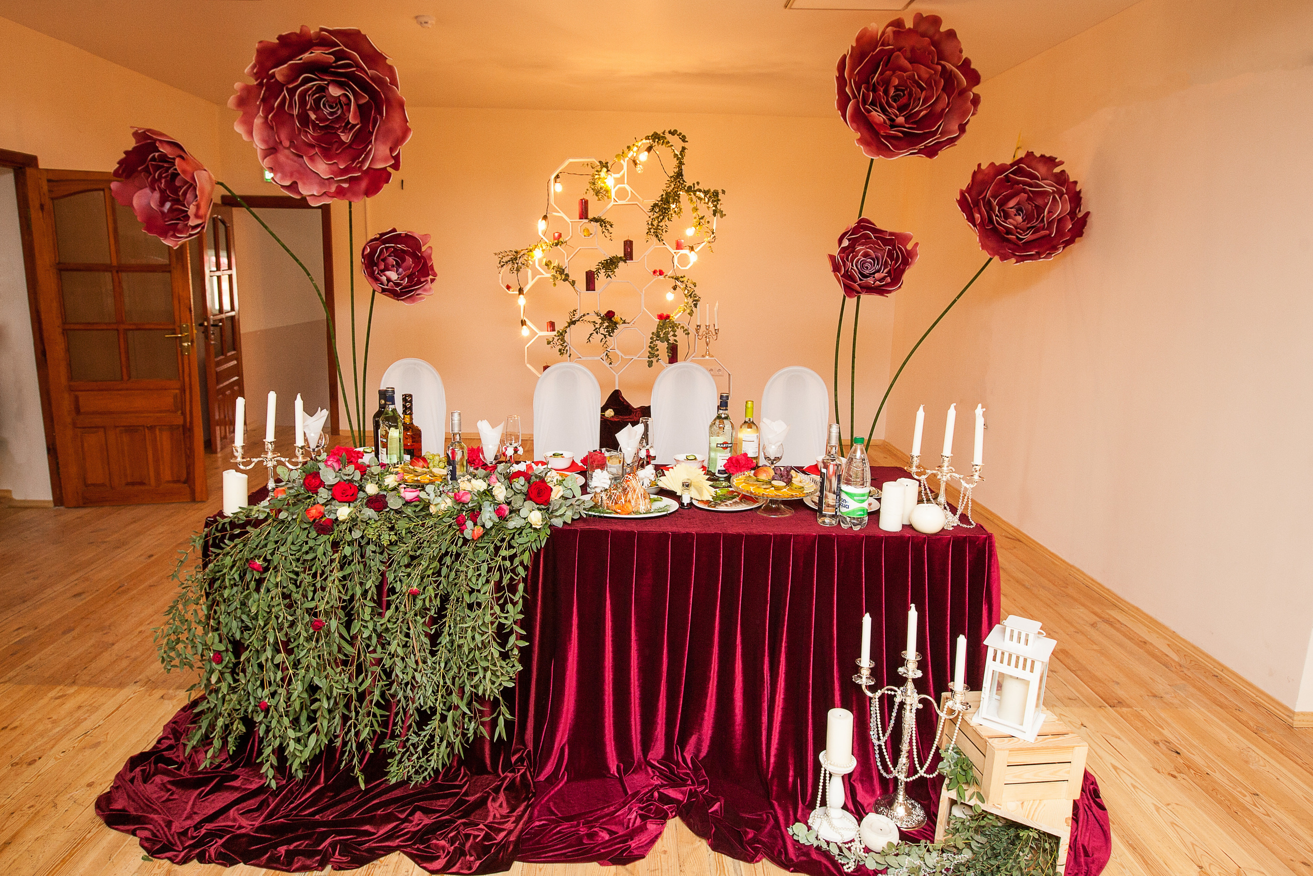 украшенный стол жениха и невесты