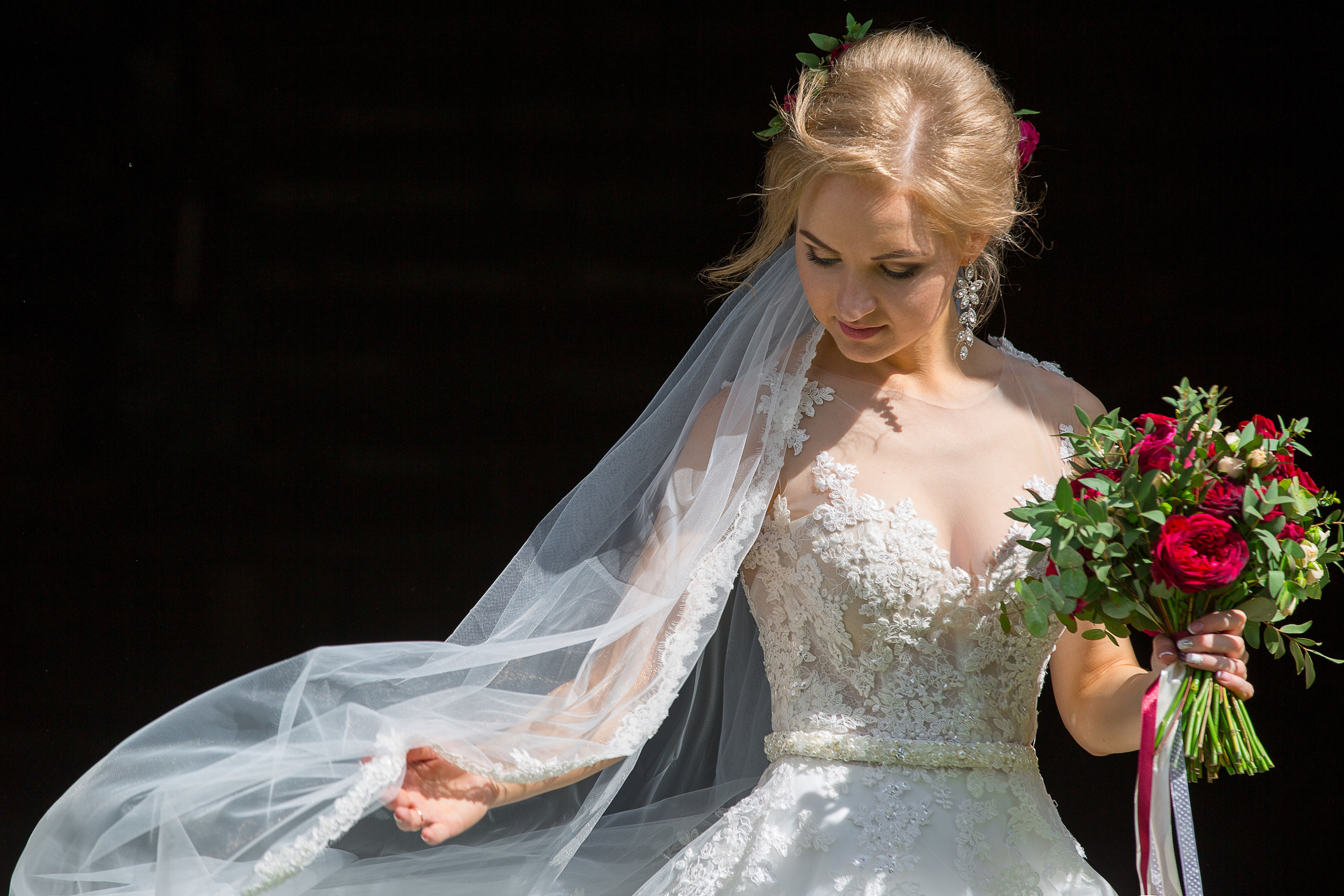 портрет невесты на черном фоне