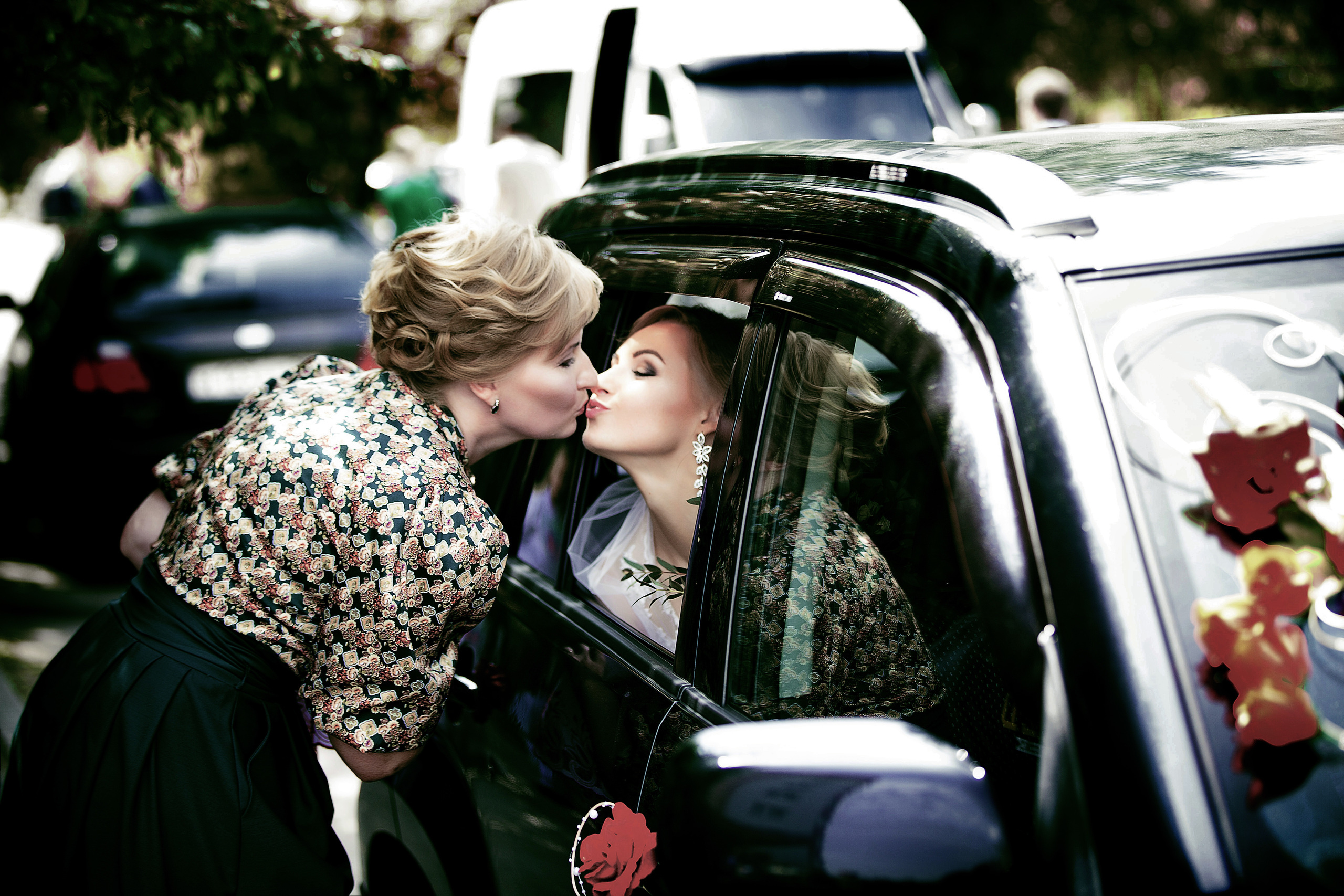 невеста в машине через окно целуется с мамой