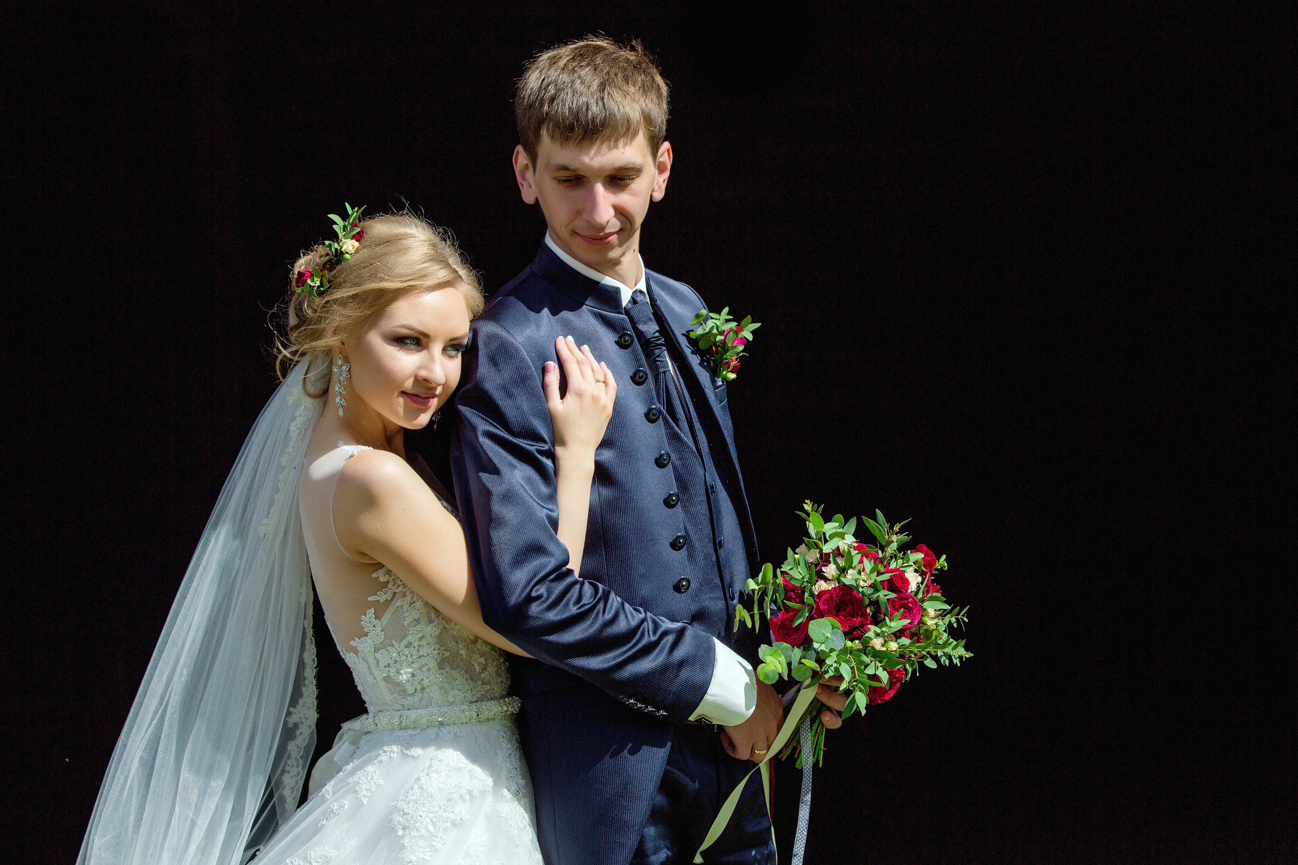 жених с невестой на черном фоне
