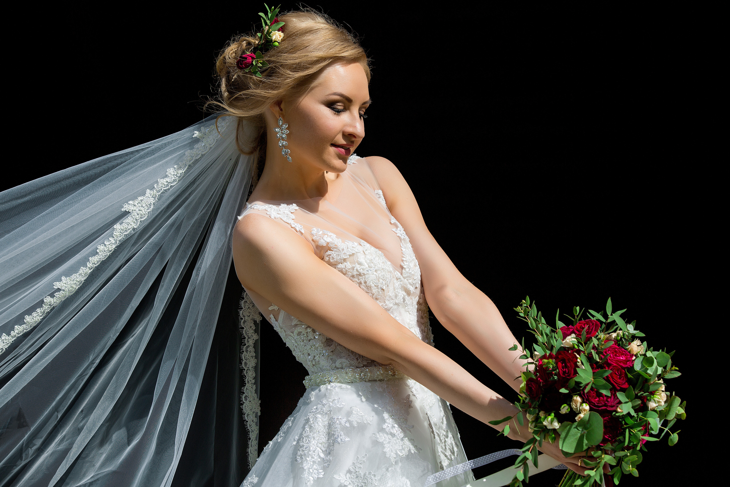 невеста с букетом на черном фоне