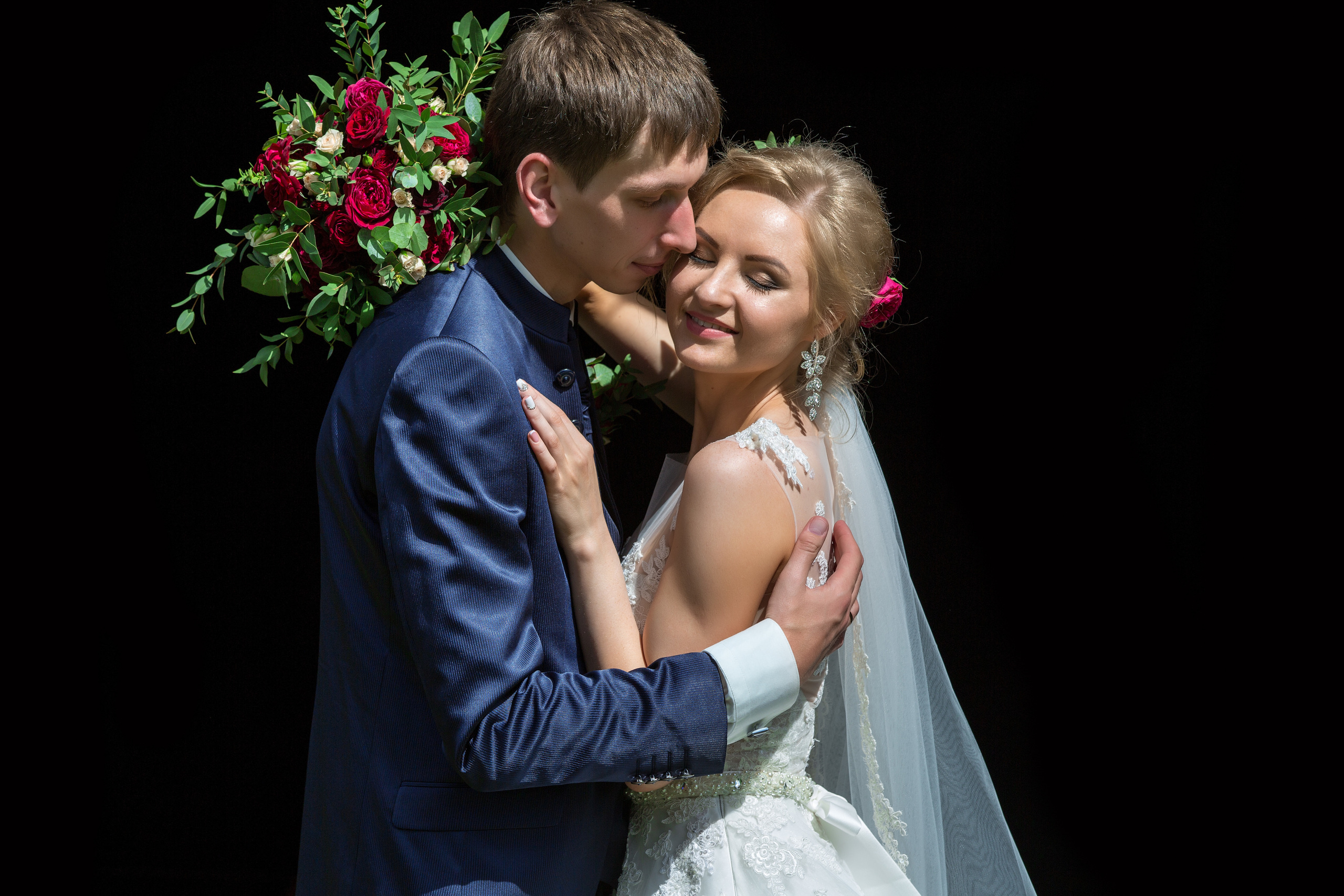 жених с невестой на черном фоне