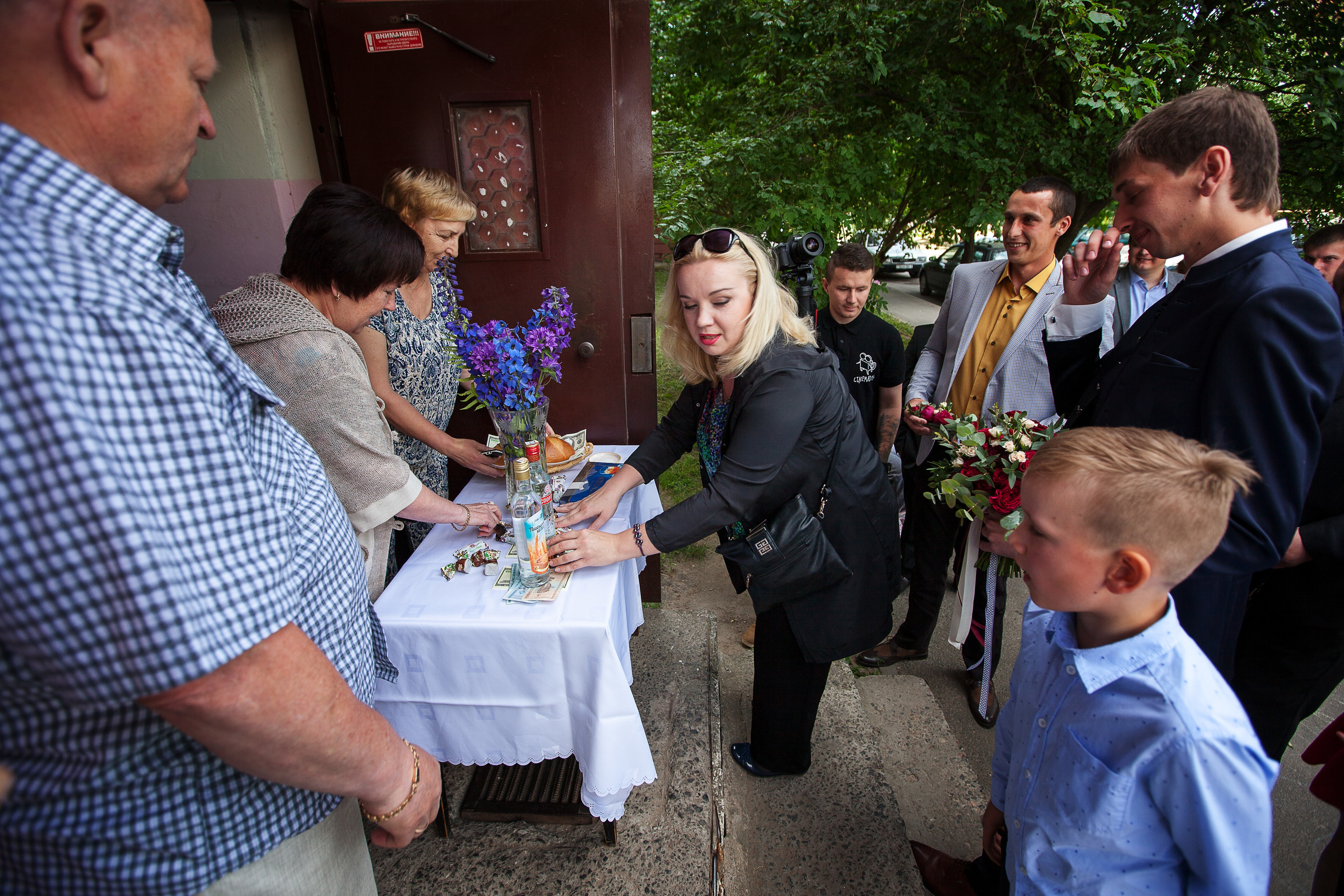встреча жениха у подъезда