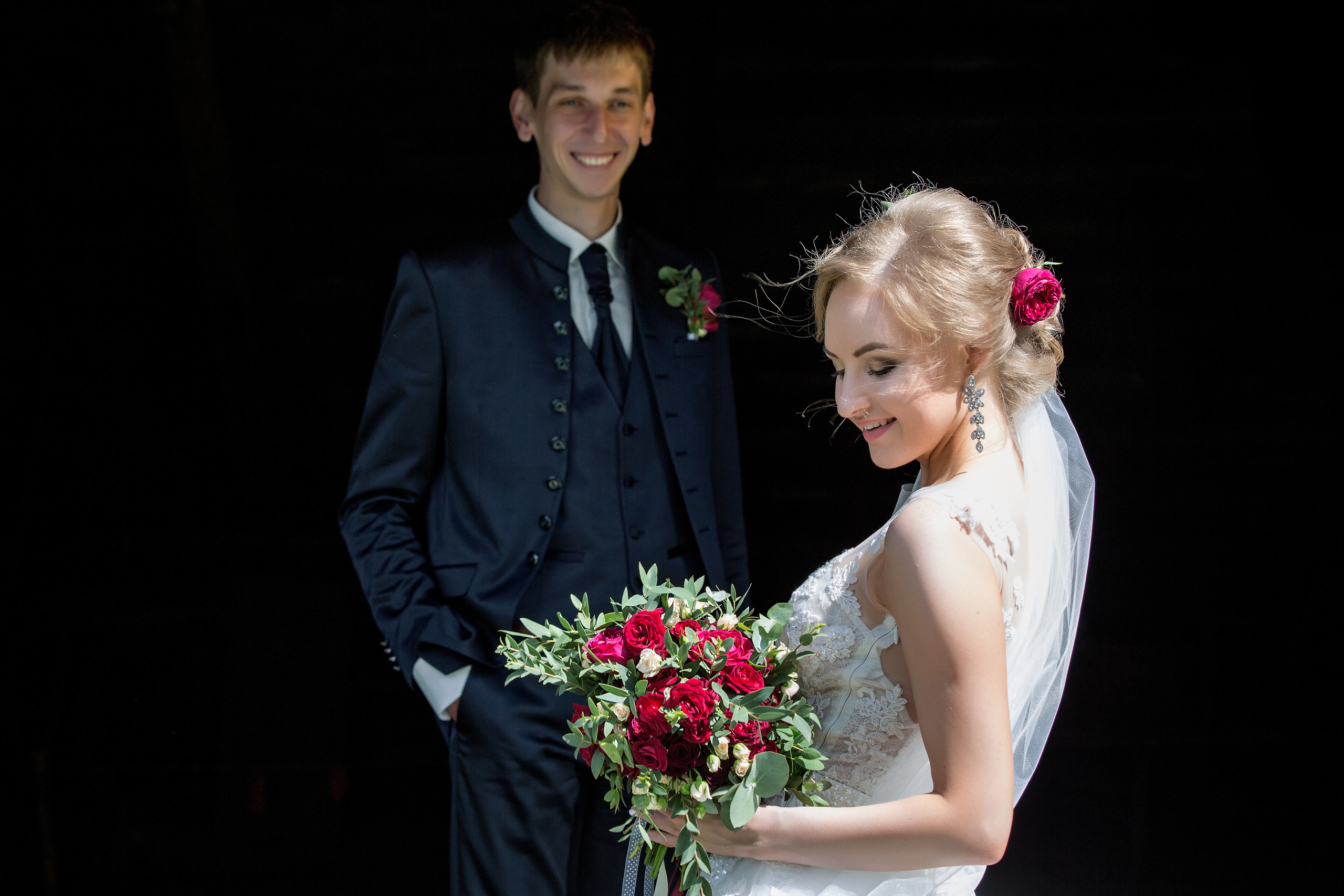 жених с невестой на черном фоне