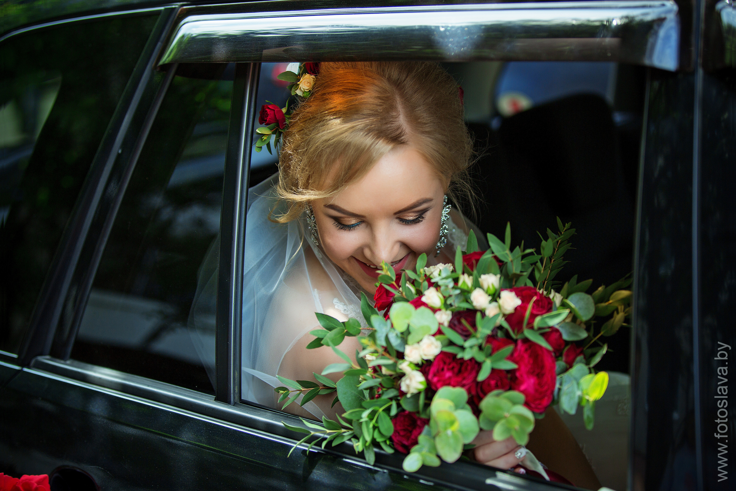портрет невесты в окне машины