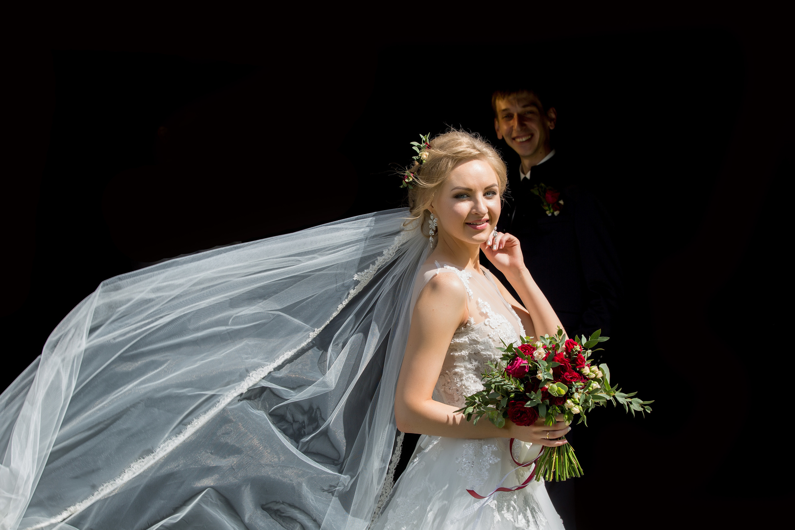 жених с невестой на черном фоне