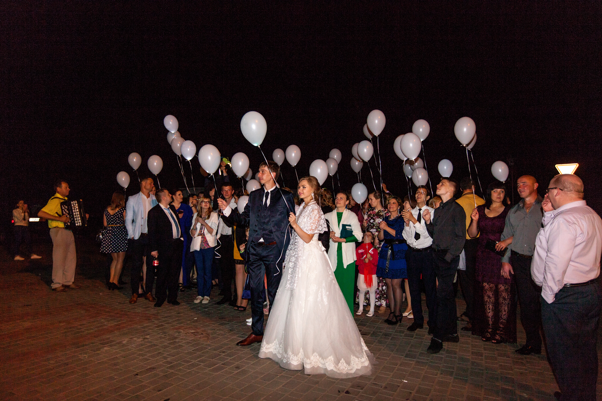 гости ночью запускают шарики